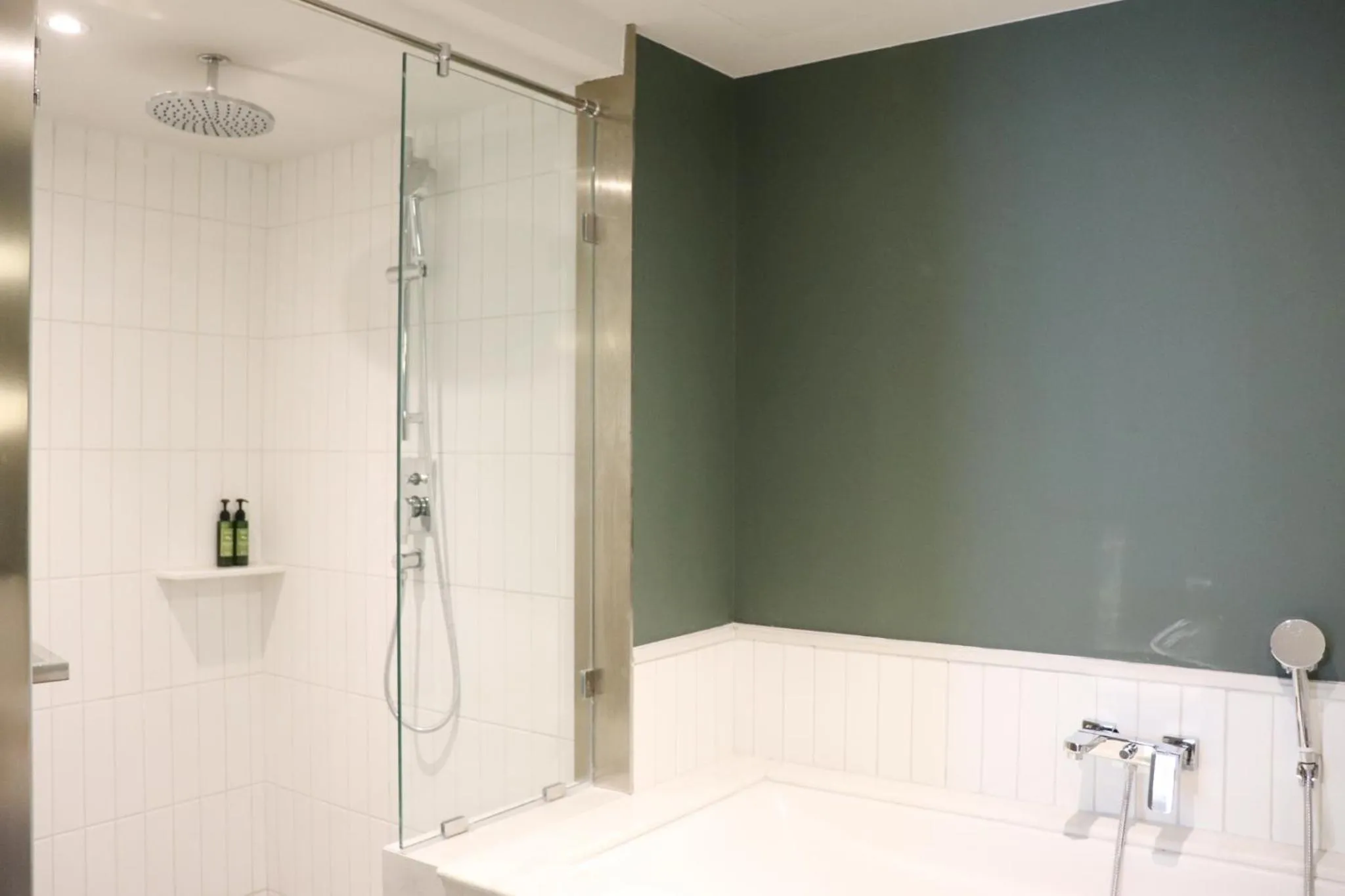 Shower in The Quarter Chaophraya by UHG