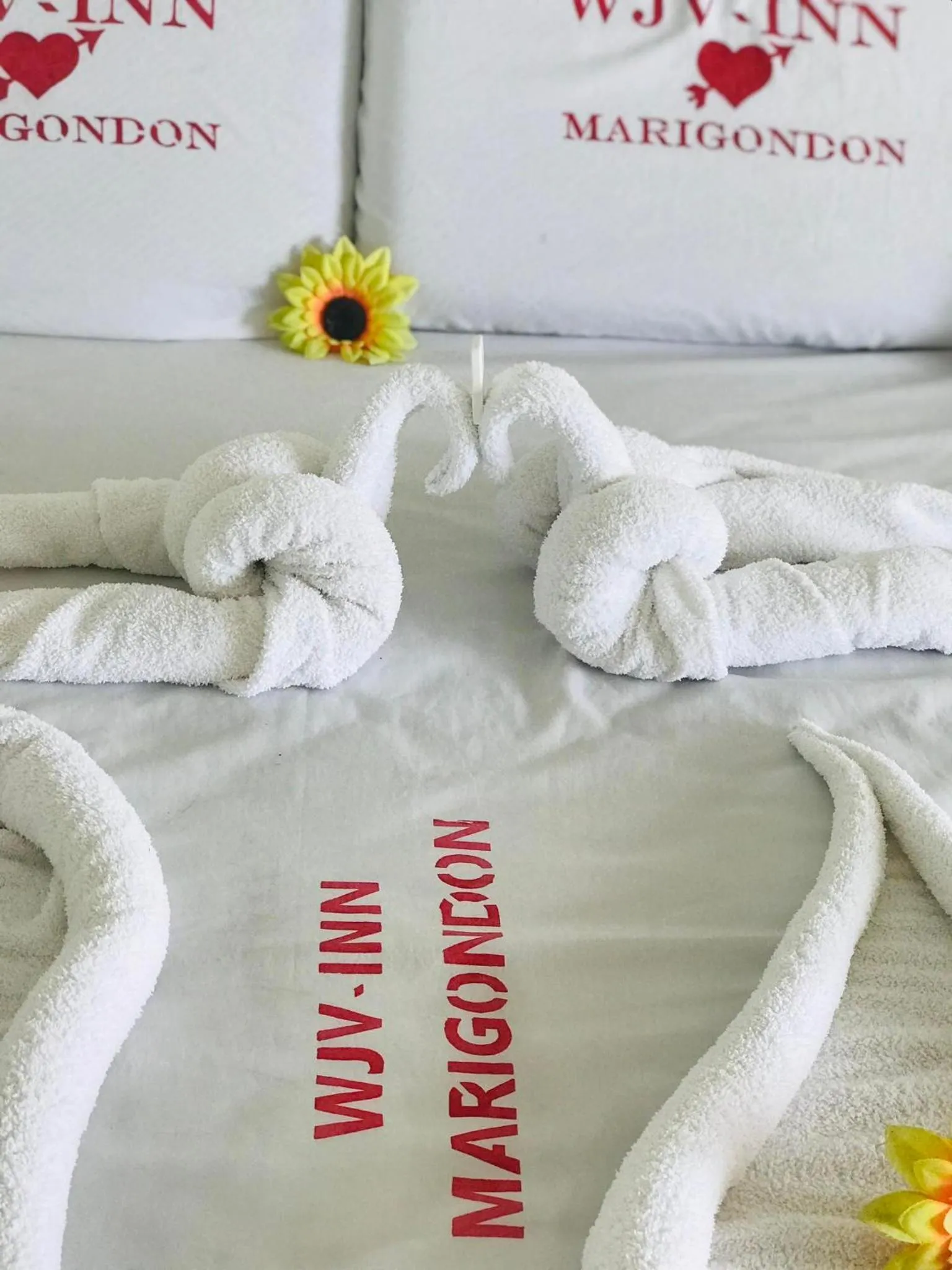 Bed in WJV INN Marigondon