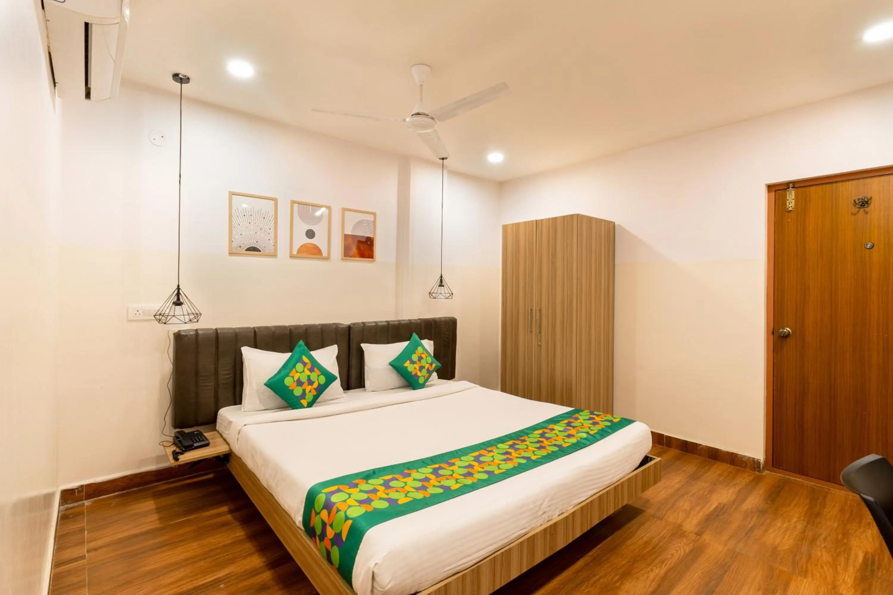 Bedroom, Bed in Treebo Seventh Heaven Kukatpally