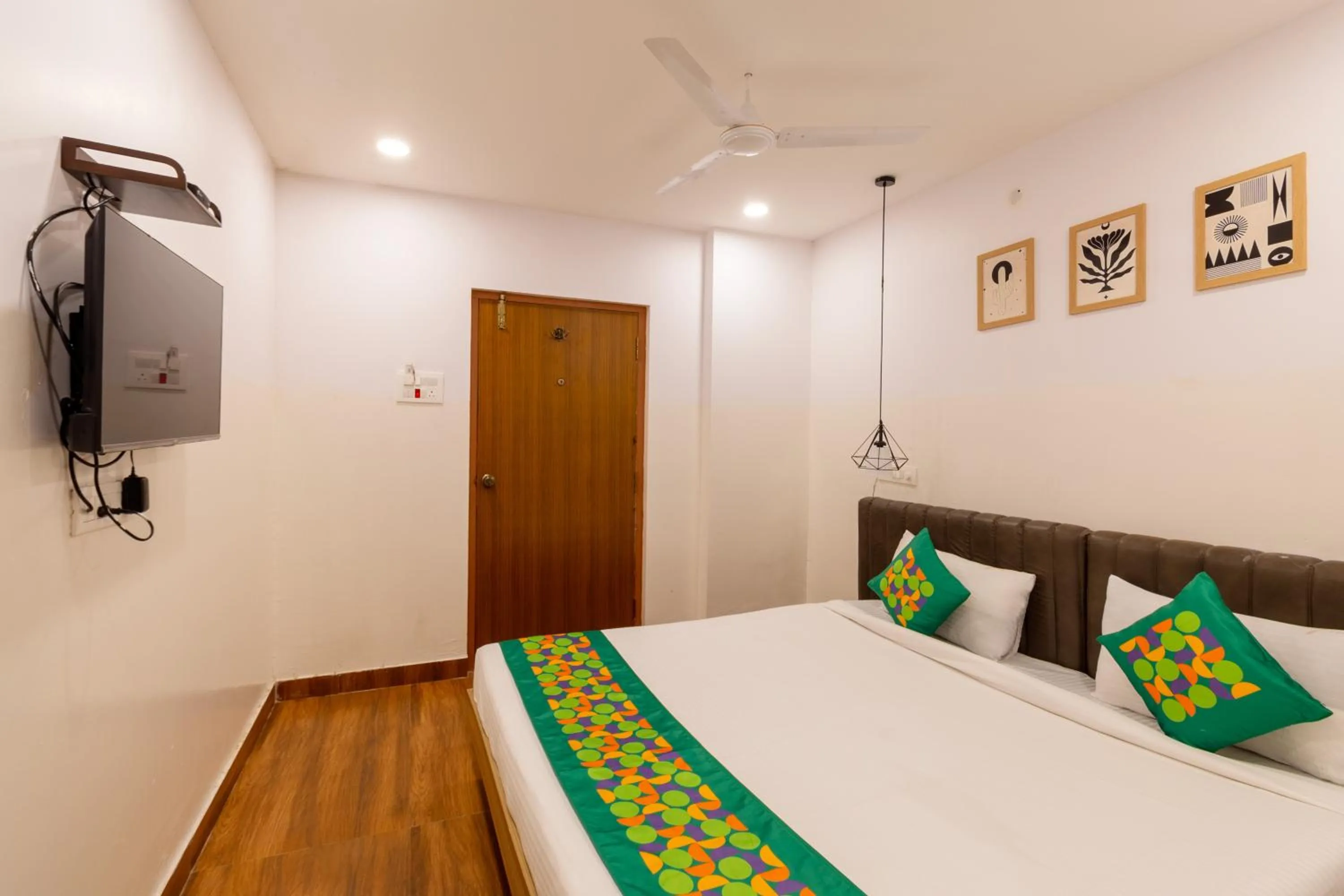 Bedroom, Bed in Treebo Seventh Heaven Kukatpally