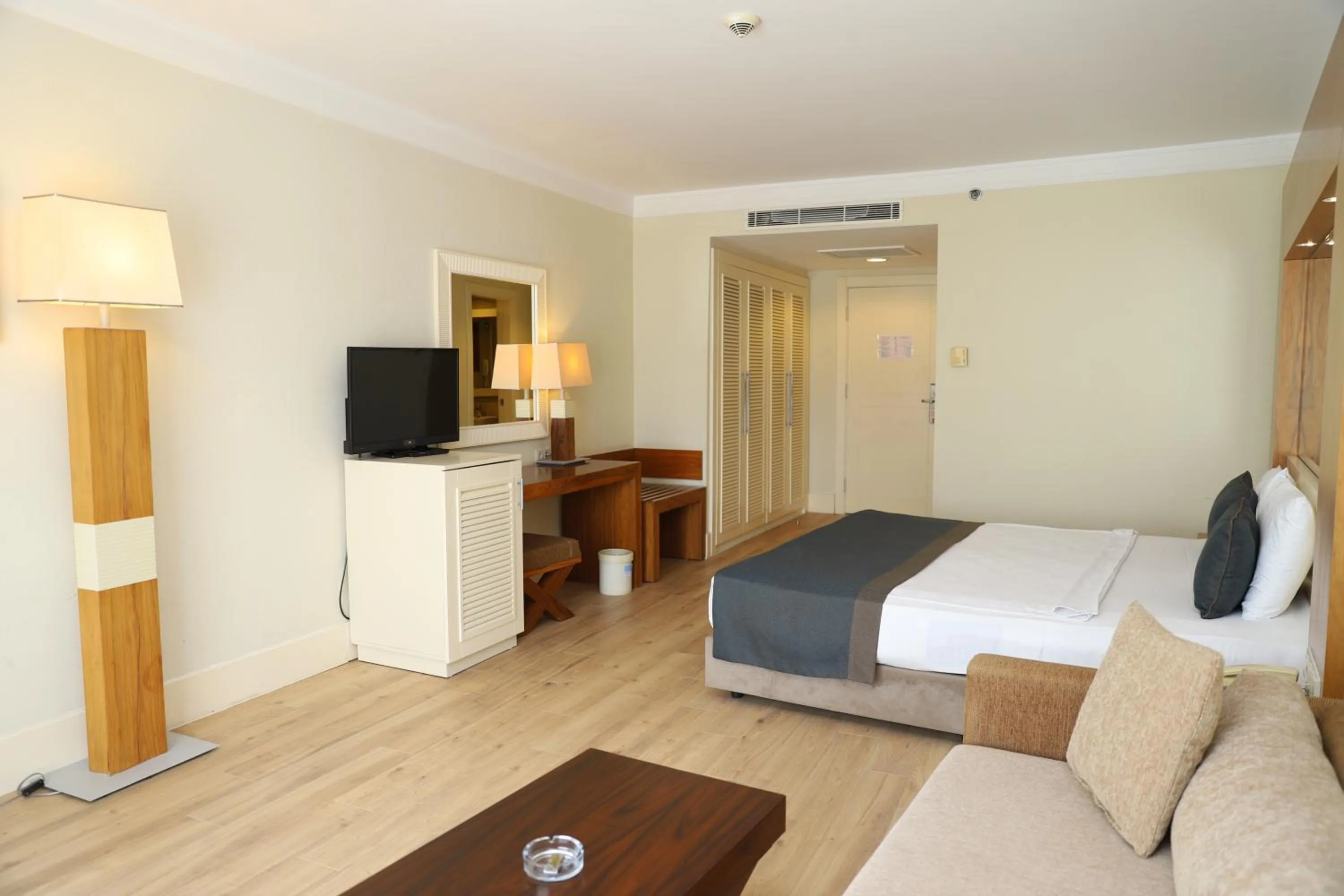 Communal lounge/ TV room, Bed in Meder Resort Hotel - Ultra All Inclusive