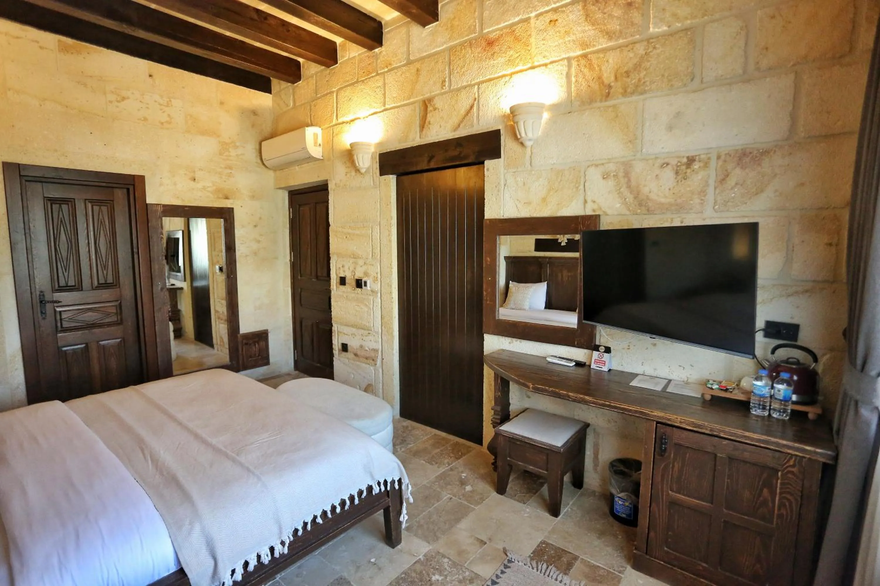 Bed in Nujel'm Cappadocia