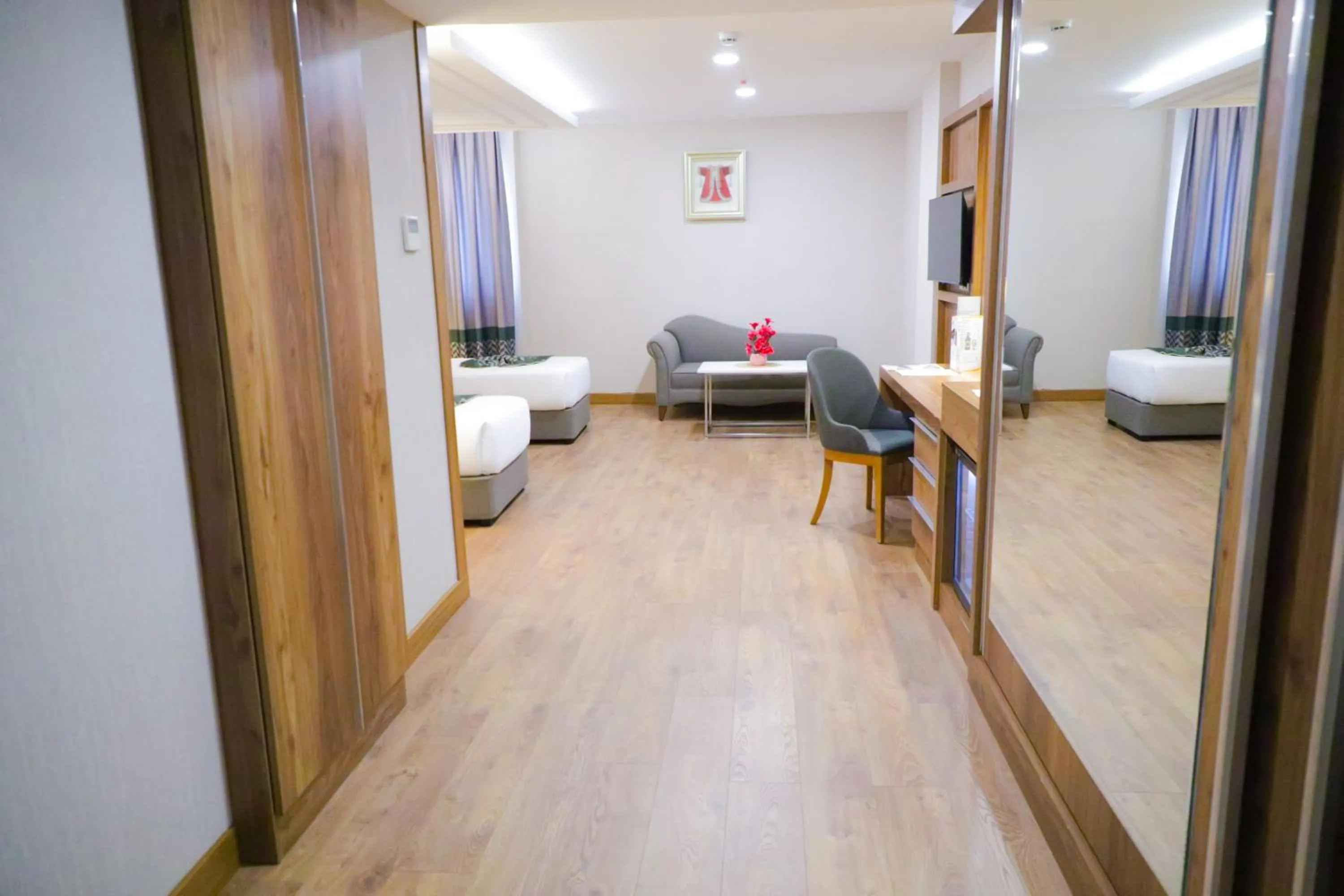 UNITED HOTEL INTERNATIONAL