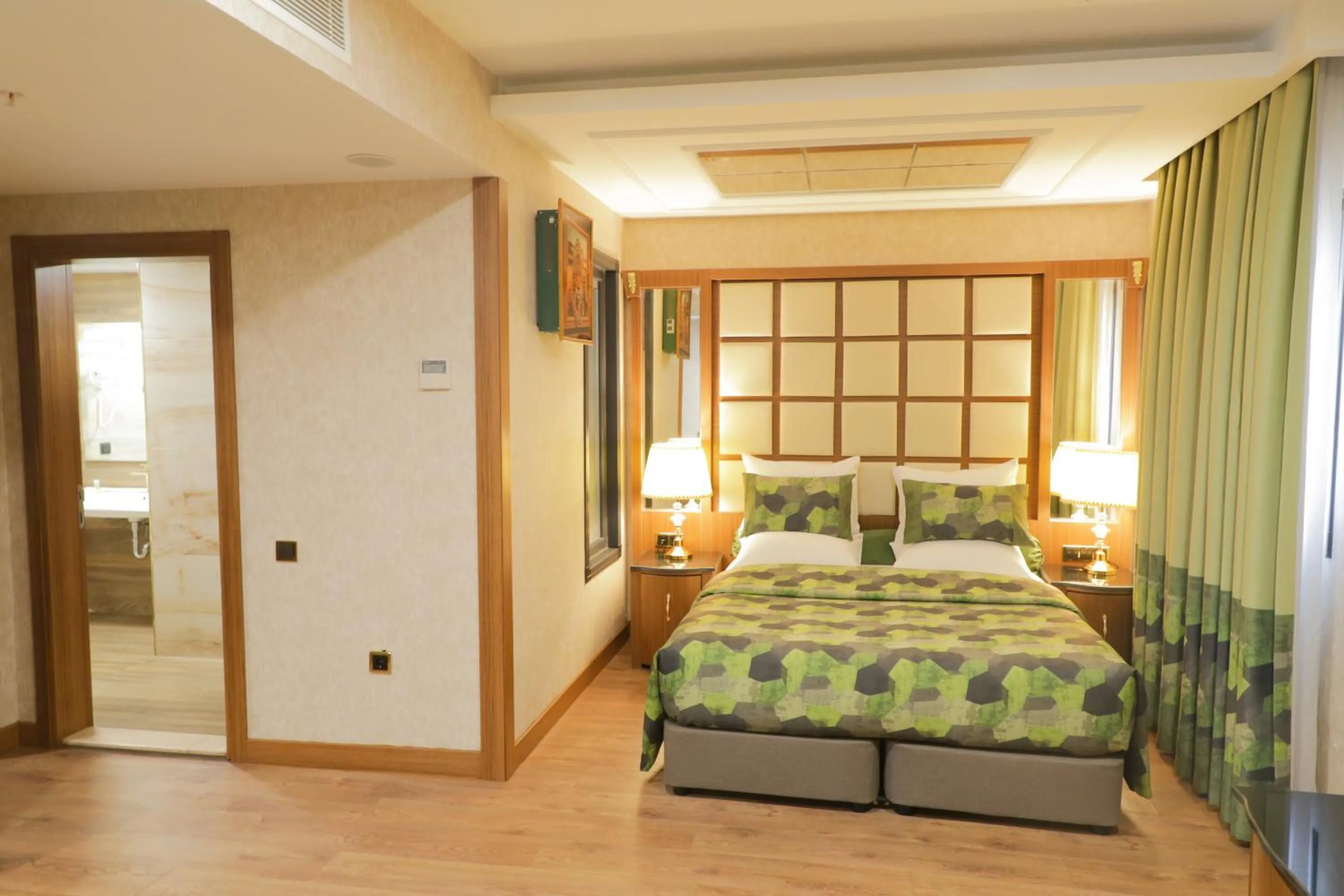 UNITED HOTEL INTERNATIONAL