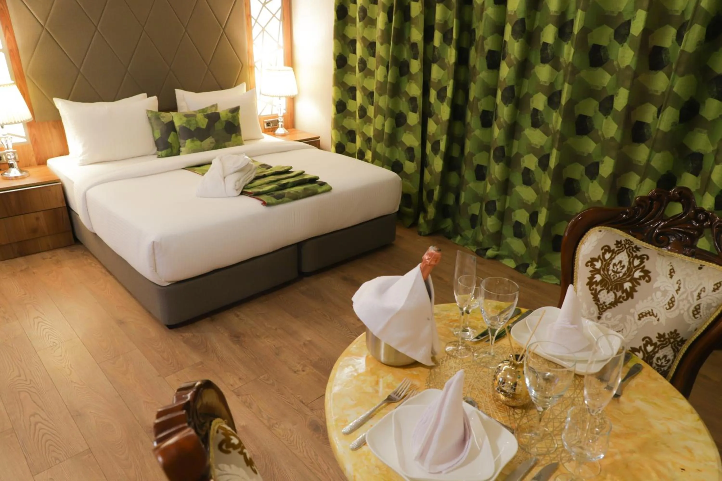 UNITED HOTEL INTERNATIONAL