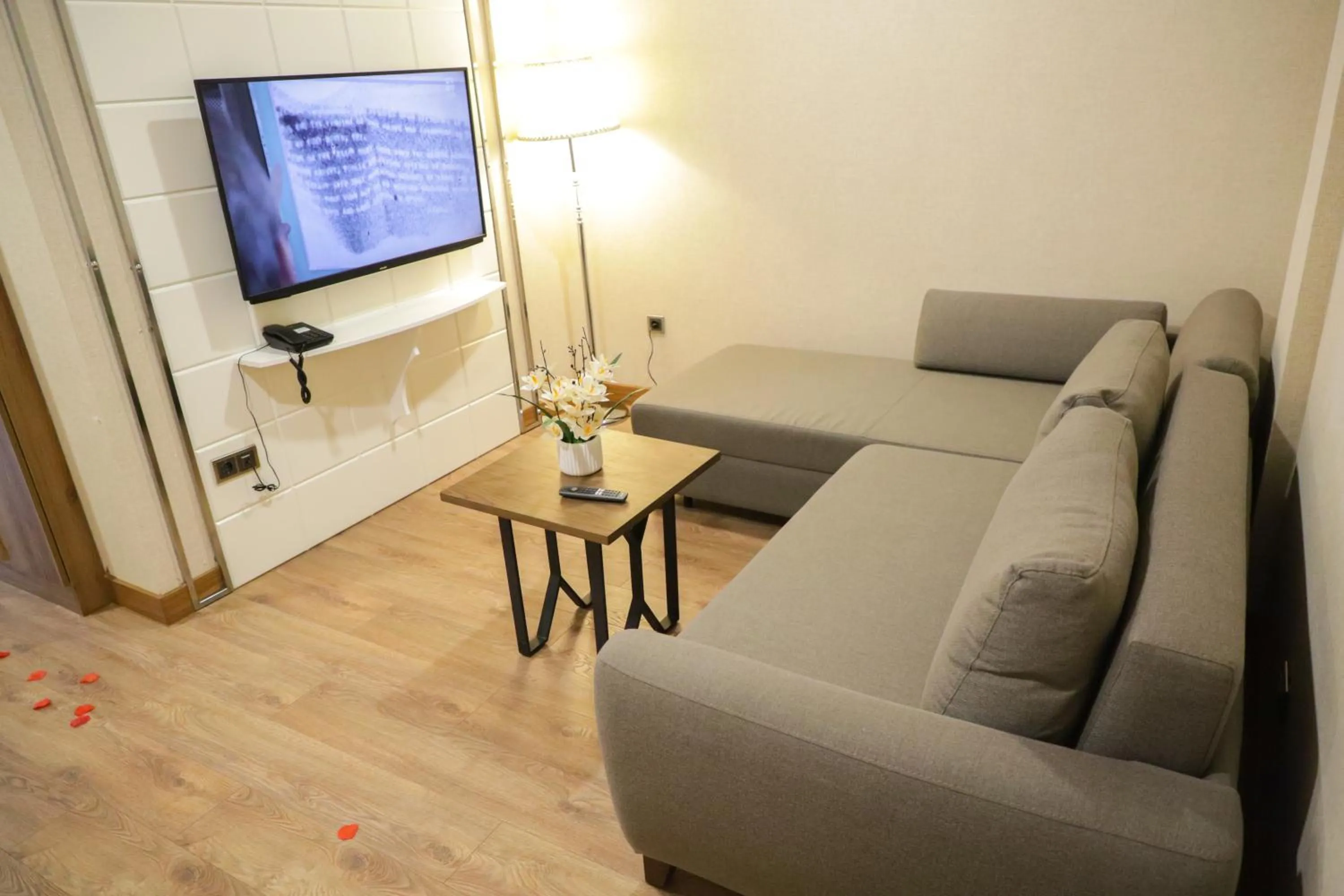 UNITED HOTEL INTERNATIONAL