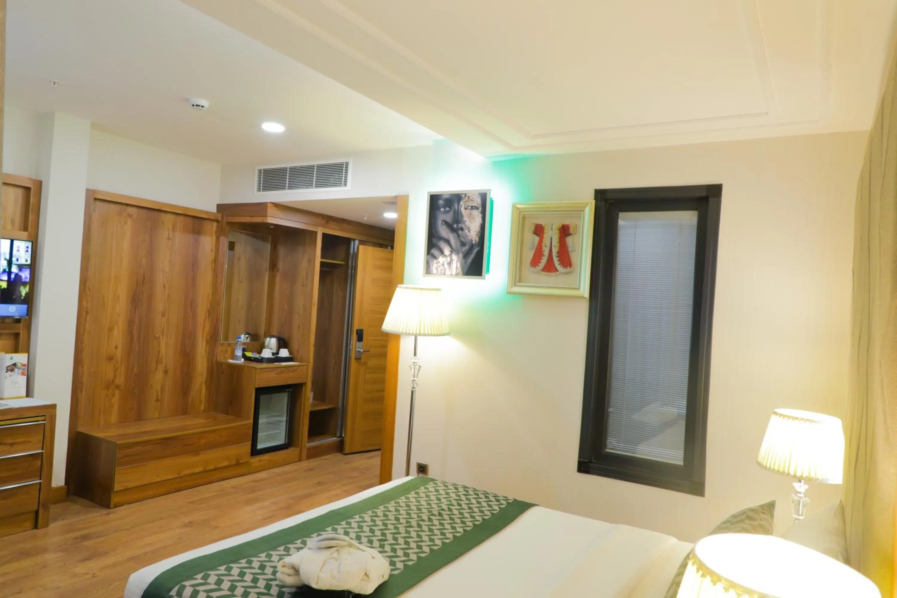 UNITED HOTEL INTERNATIONAL