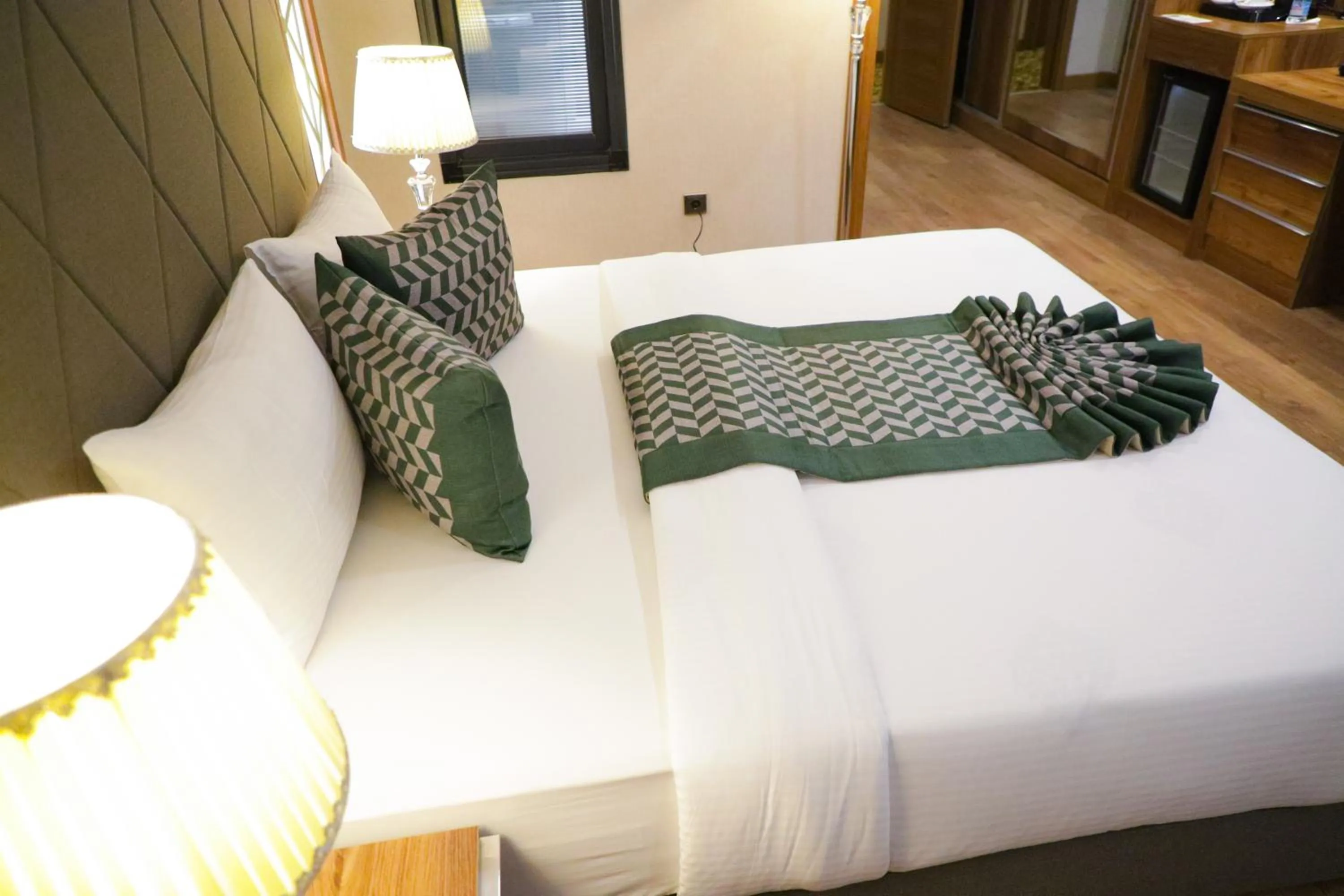 UNITED HOTEL INTERNATIONAL