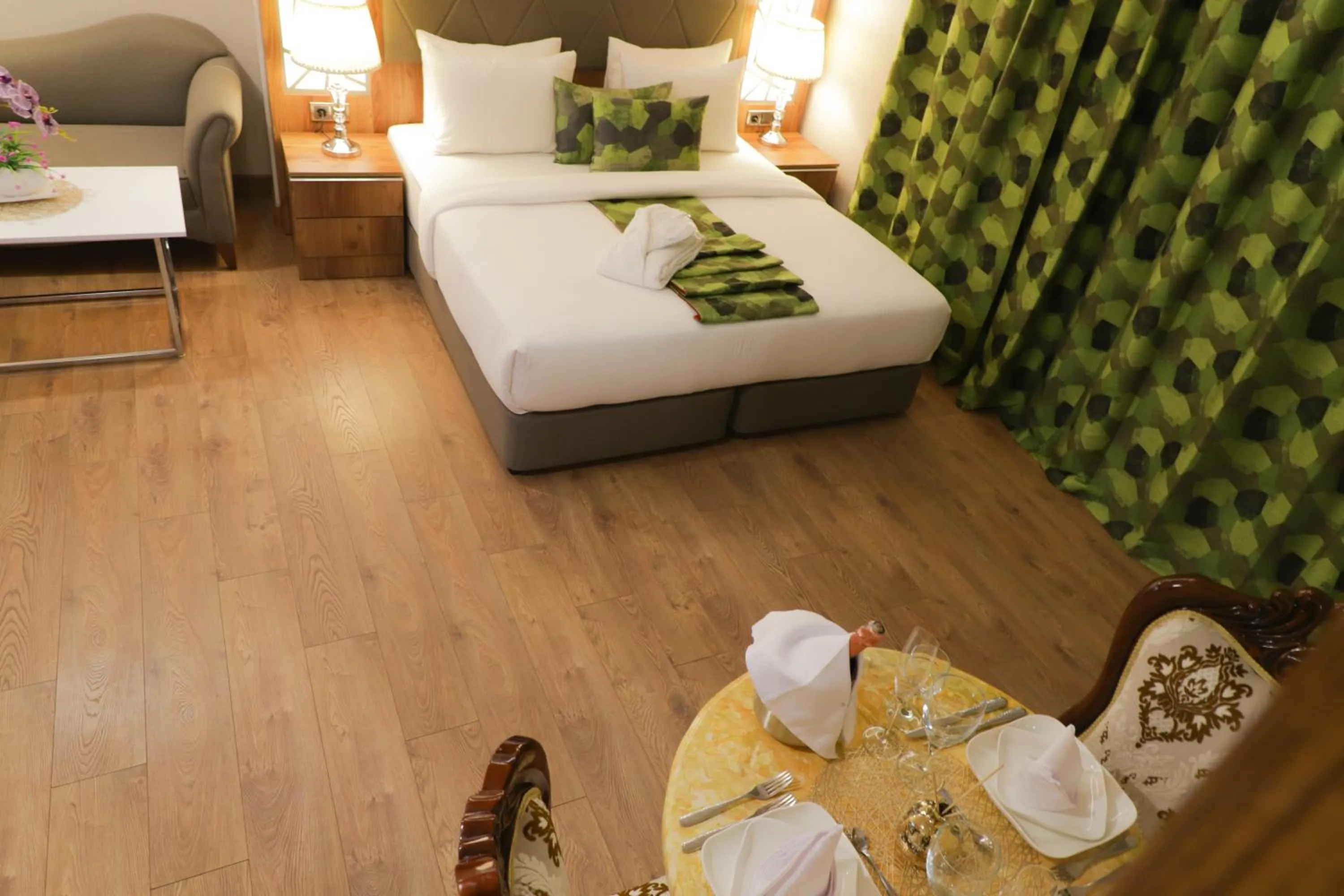 UNITED HOTEL INTERNATIONAL