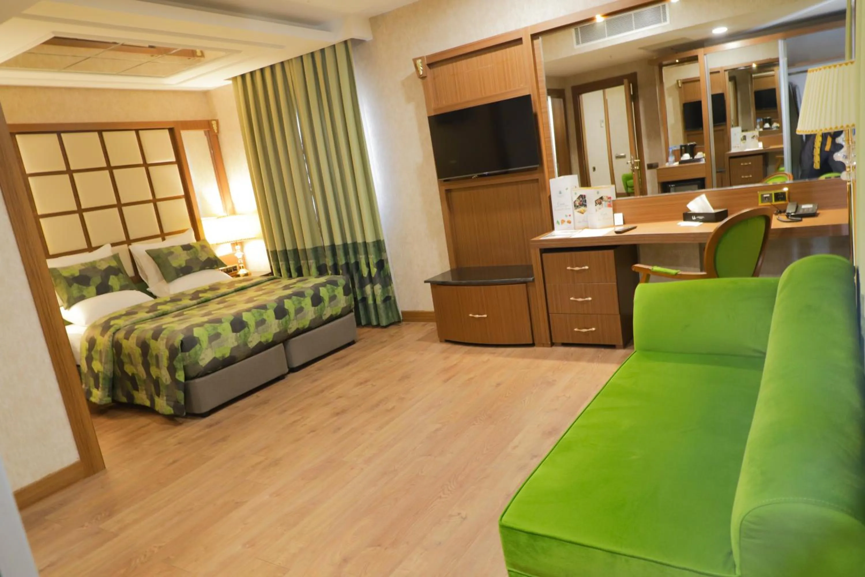 UNITED HOTEL INTERNATIONAL