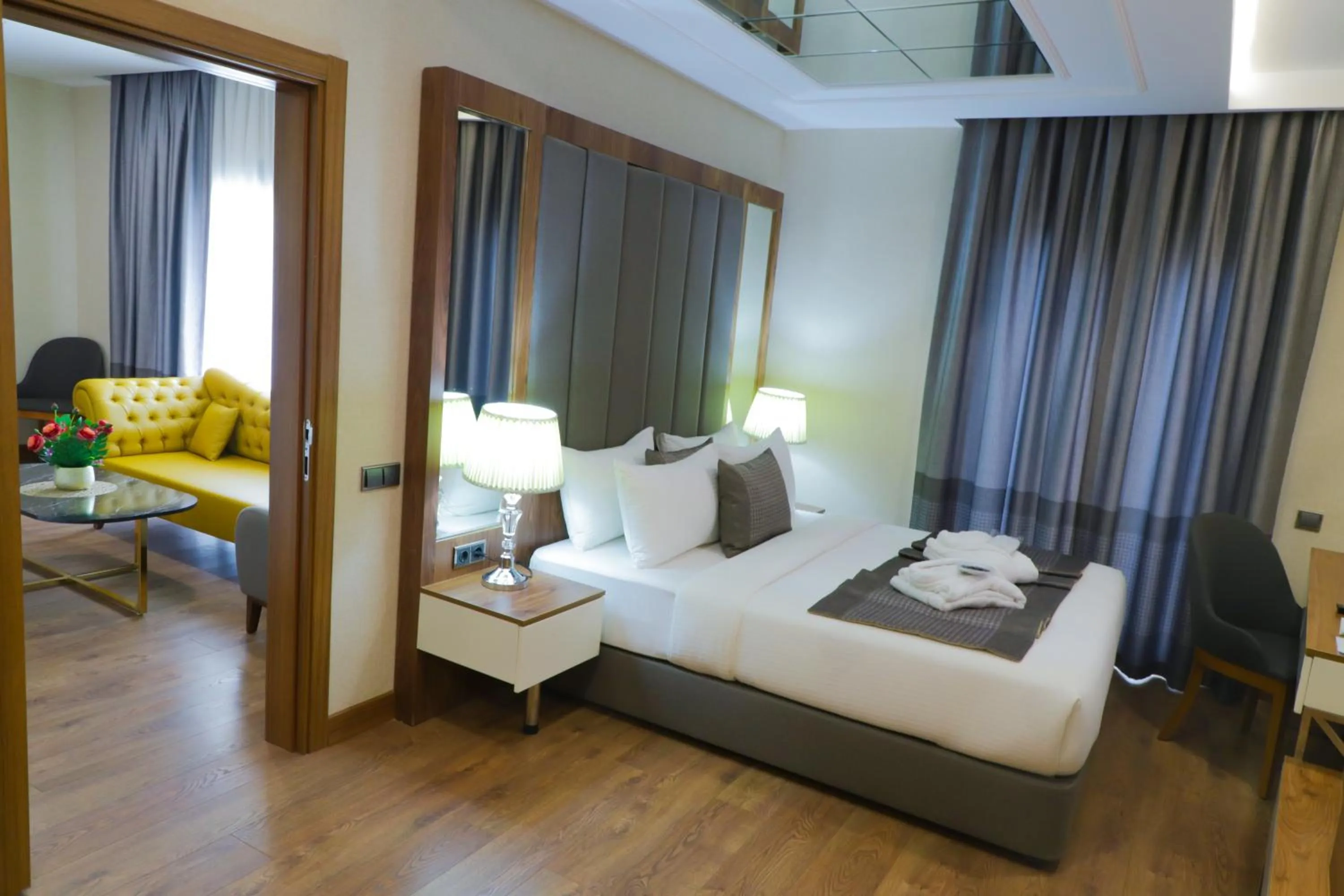 UNITED HOTEL INTERNATIONAL