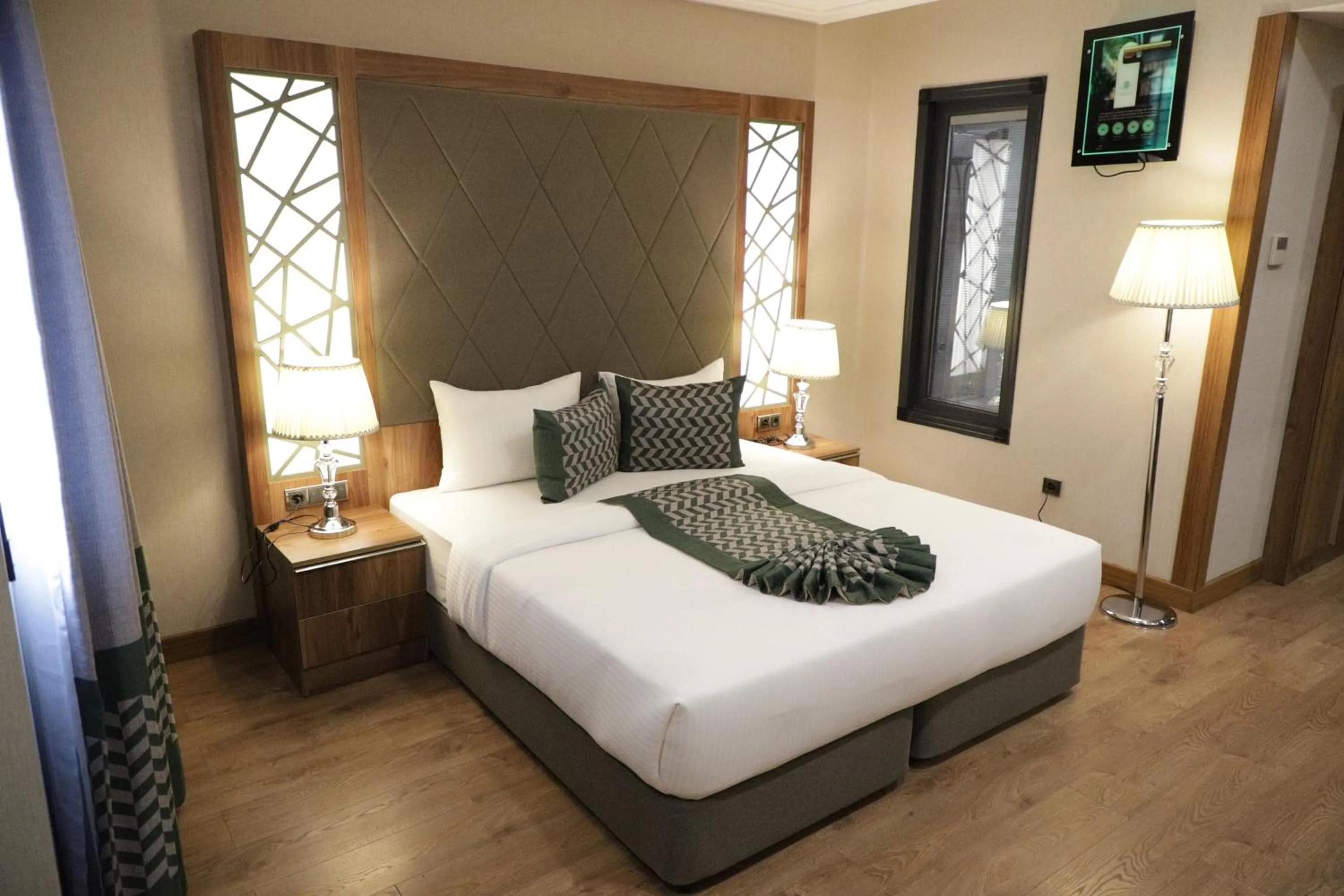 UNITED HOTEL INTERNATIONAL