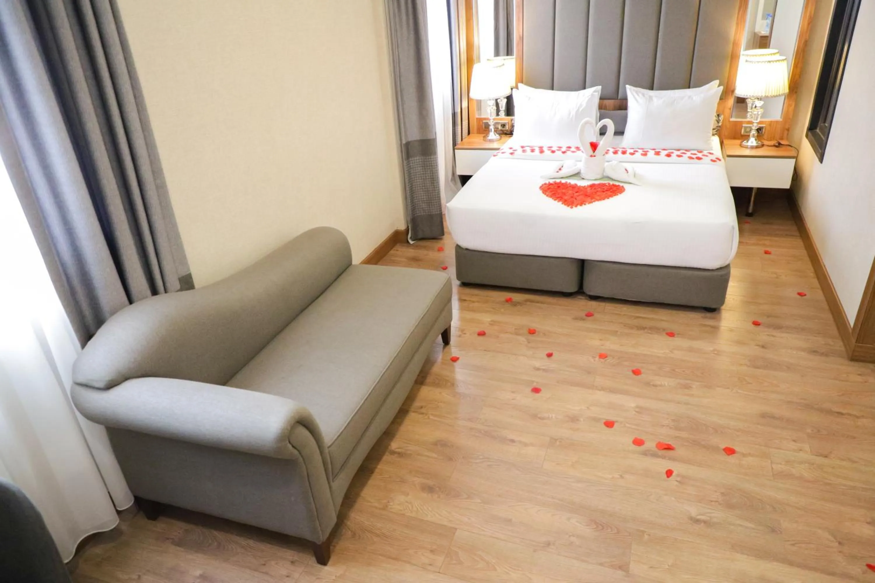 UNITED HOTEL INTERNATIONAL