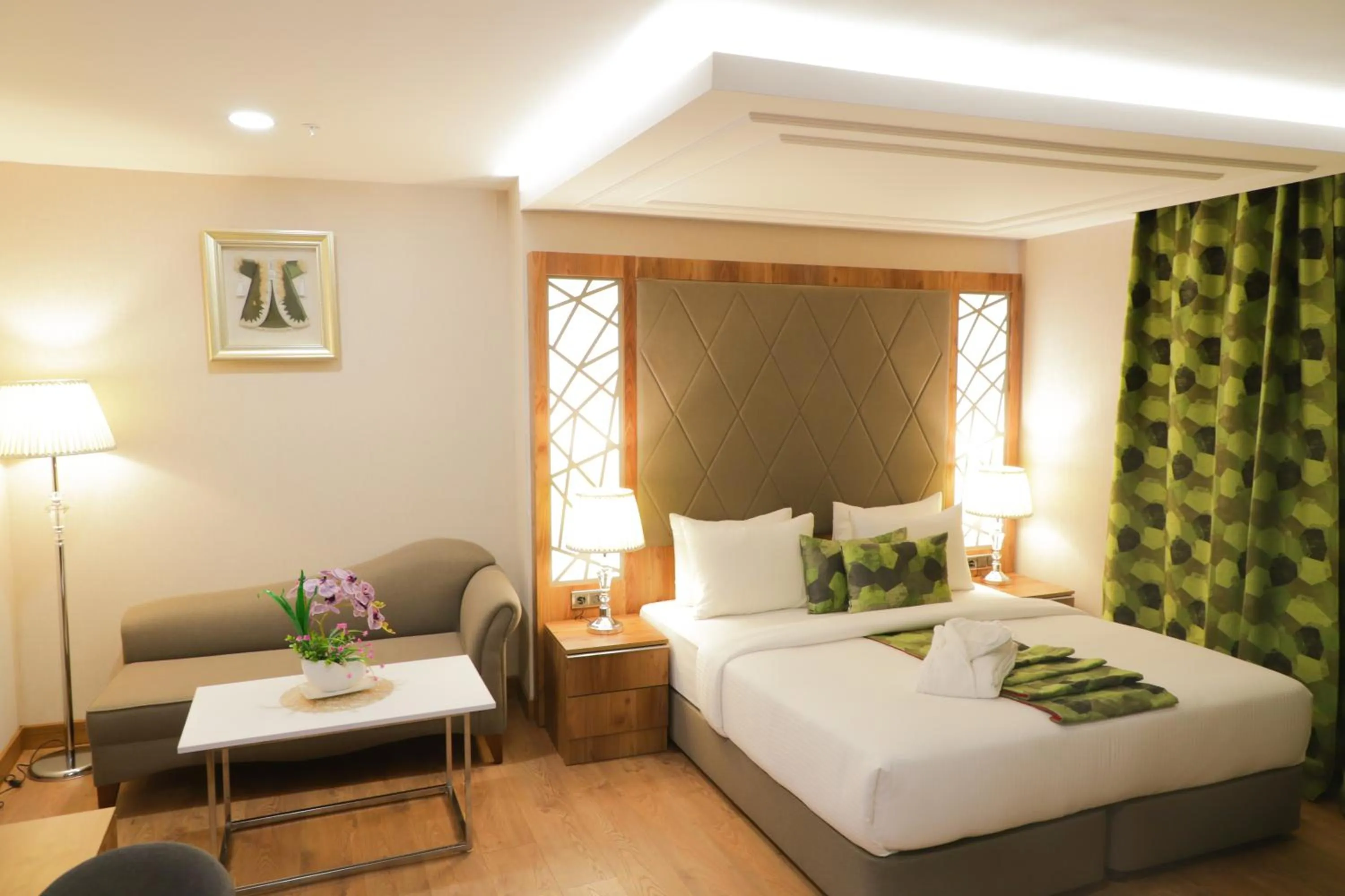 UNITED HOTEL INTERNATIONAL