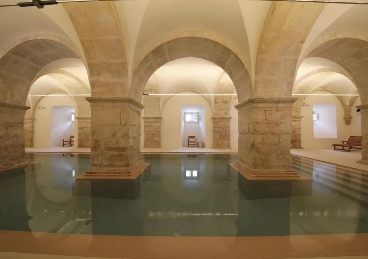Swimming pool in Montebelo Mosteiro de Alcobaça Historic Hotel