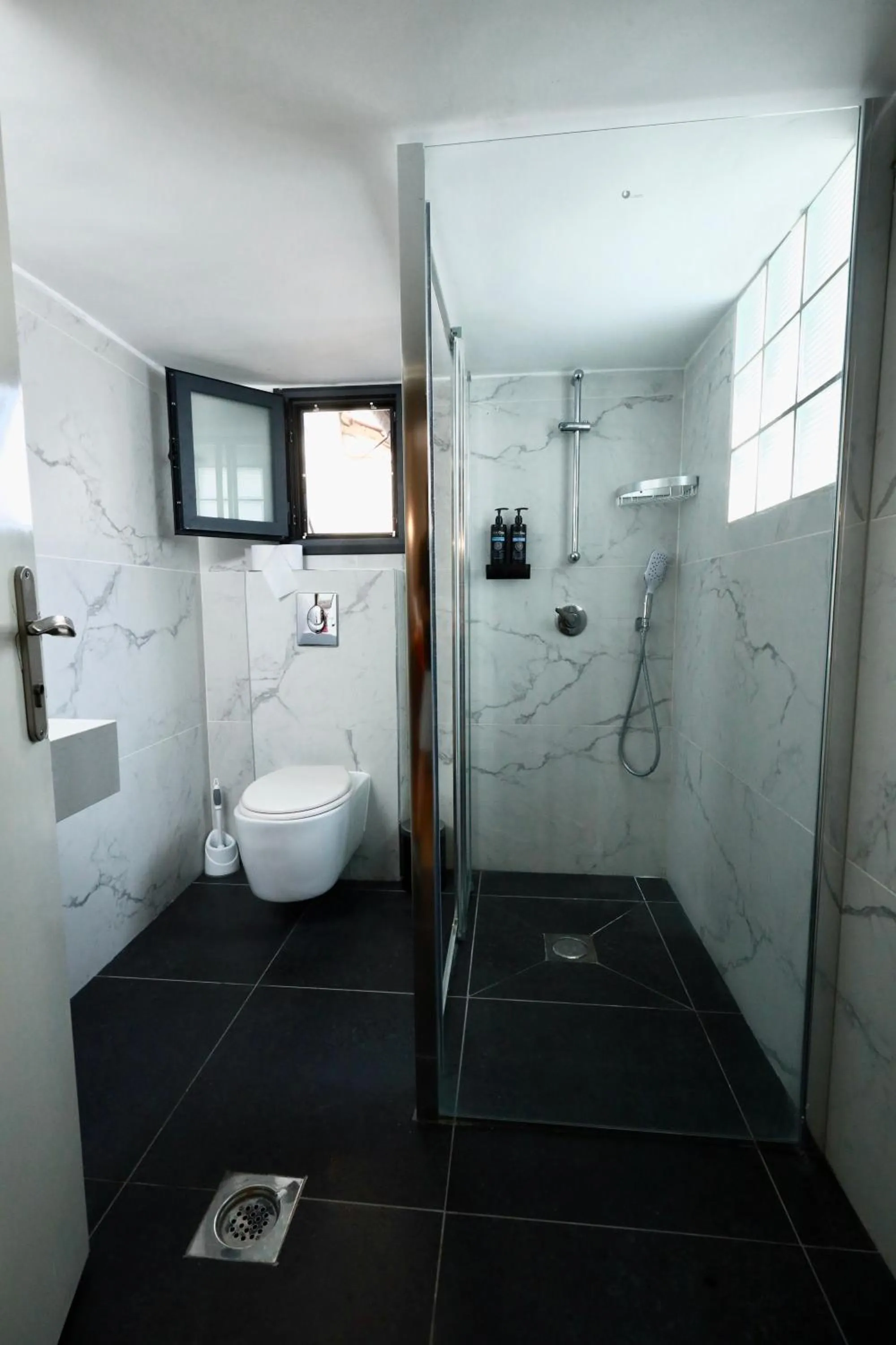 Shower in Petrakis Inn