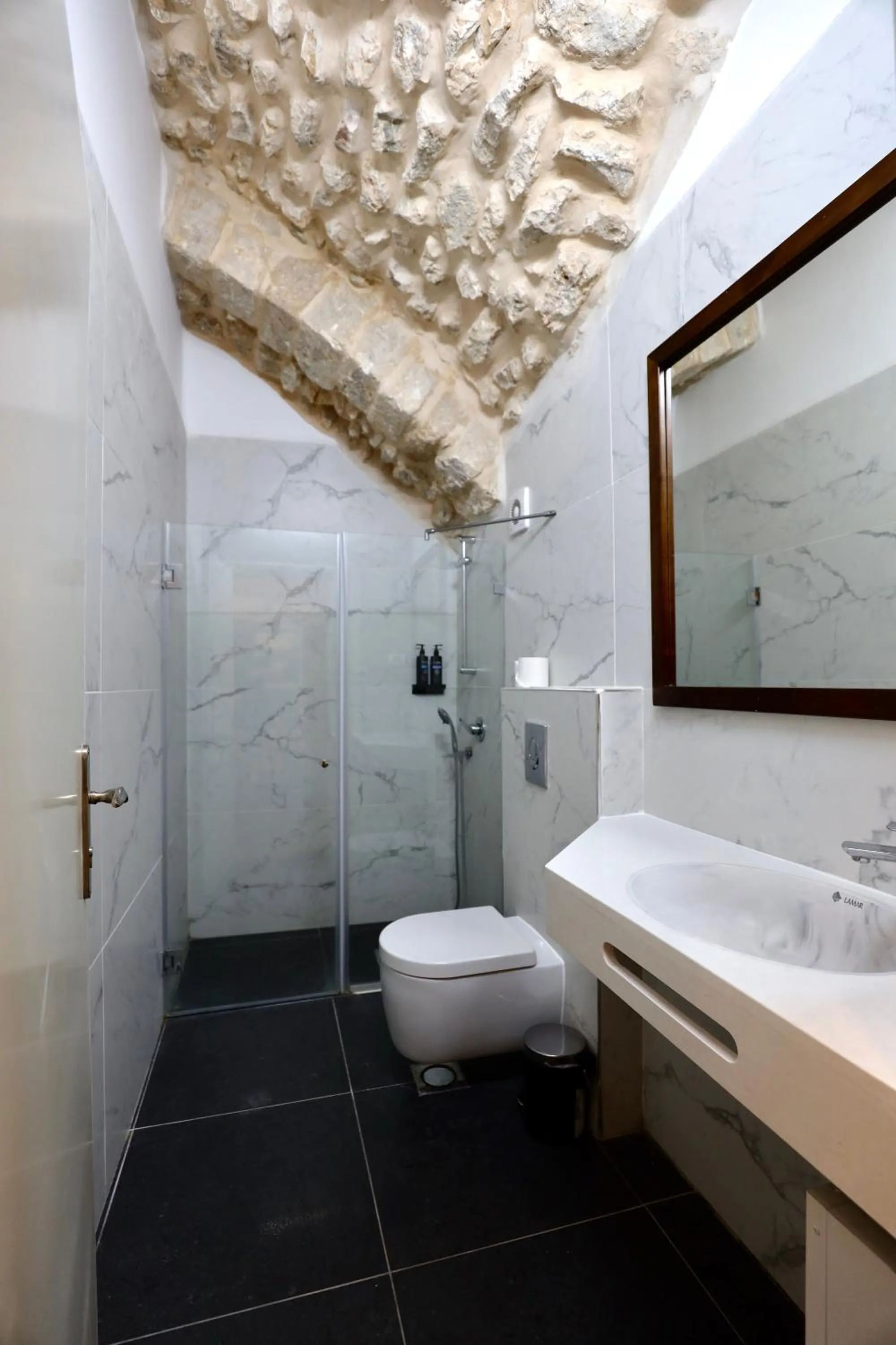 Shower in Petrakis Inn