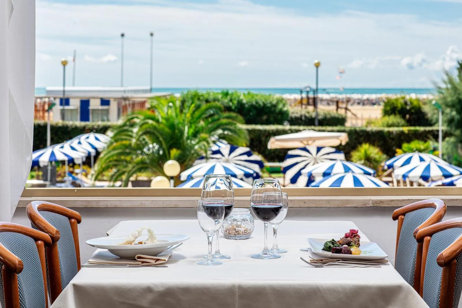 Restaurant/places to eat in Hotel Palace