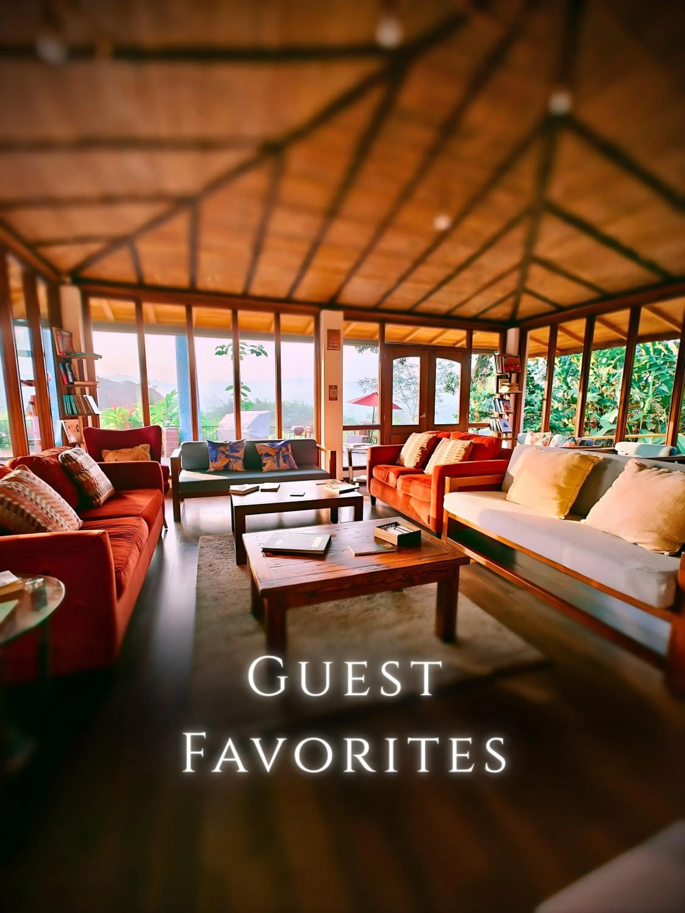 Lounge or bar in The River House - Upscale Lodge