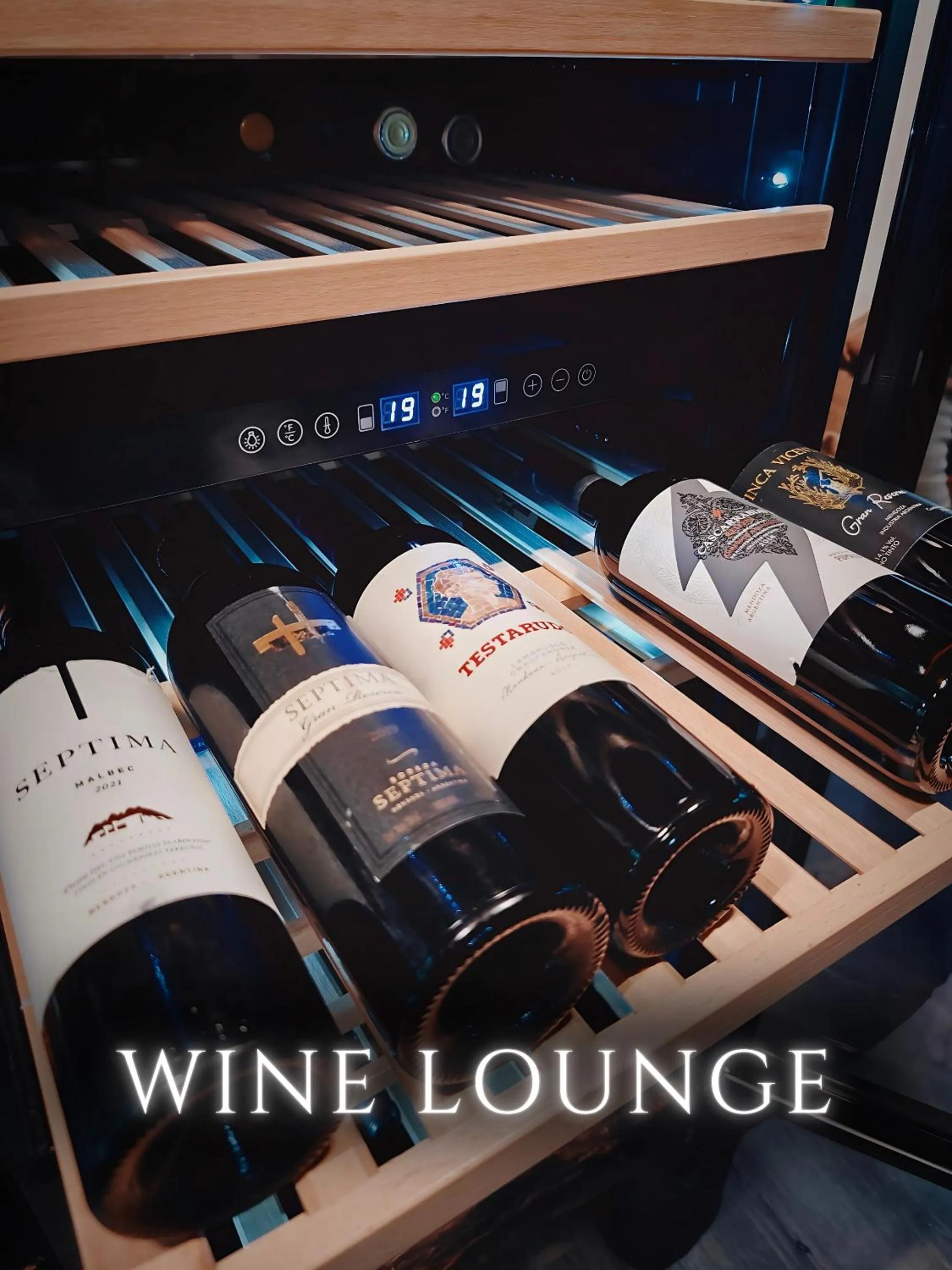 Lounge or bar in The River House - Upscale Lodge