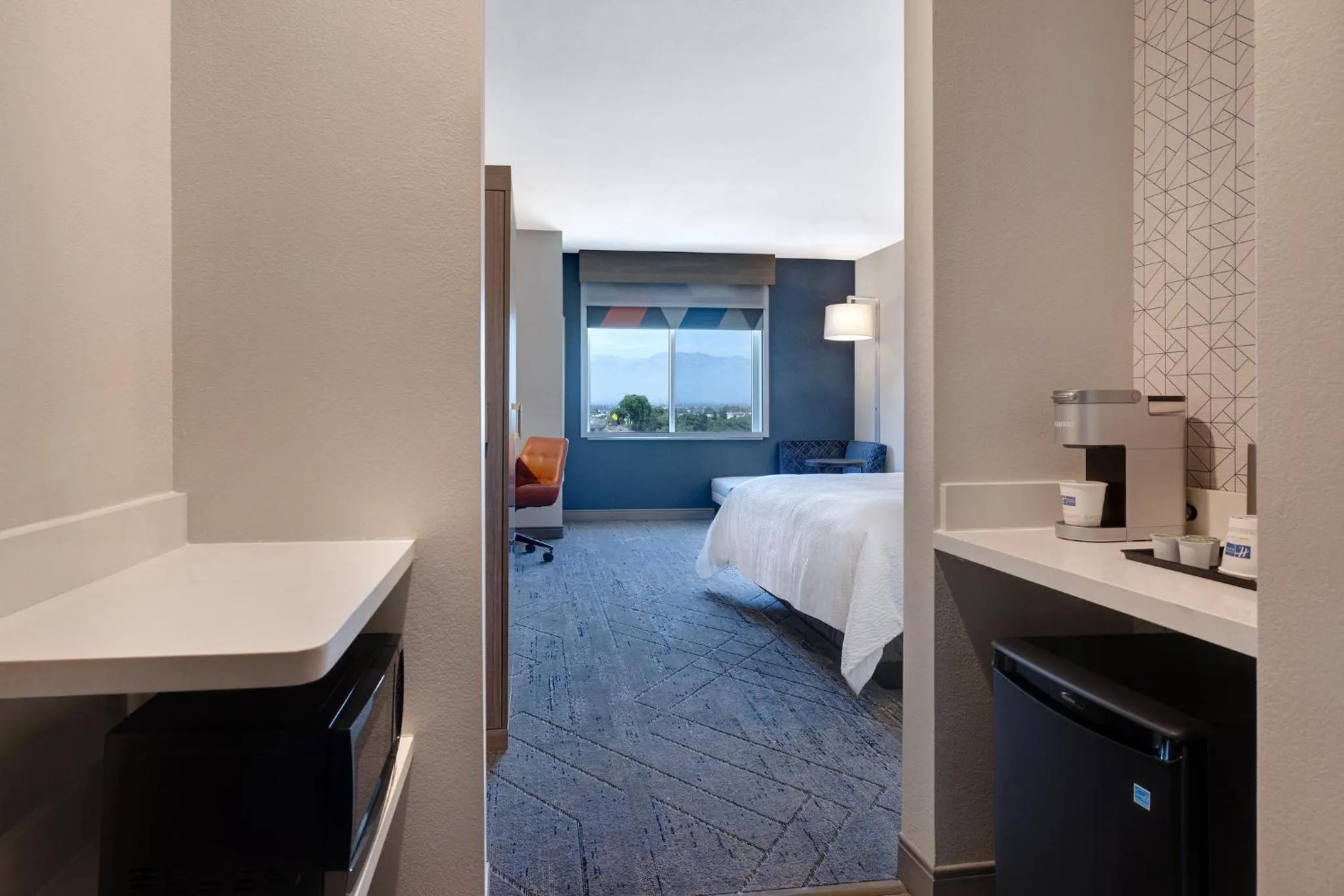 Bedroom, Bed in Holiday Inn Express & Suites Ontario - Chino Hills by IHG