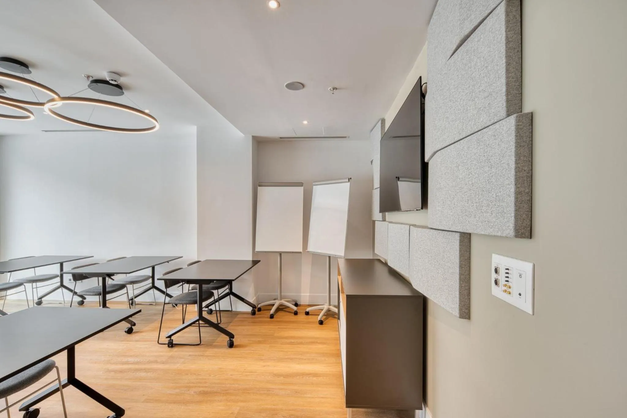 Meeting/conference room in Holiday Inn Express - Madrid - Airport by IHG