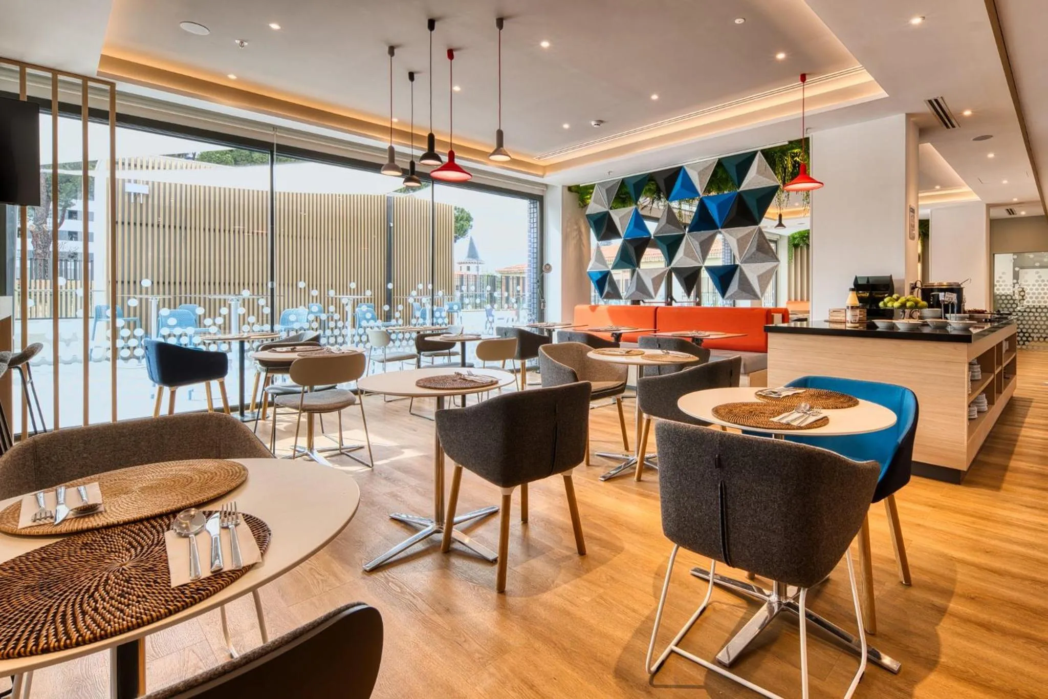 Restaurant/places to eat in Holiday Inn Express - Madrid - Airport by IHG