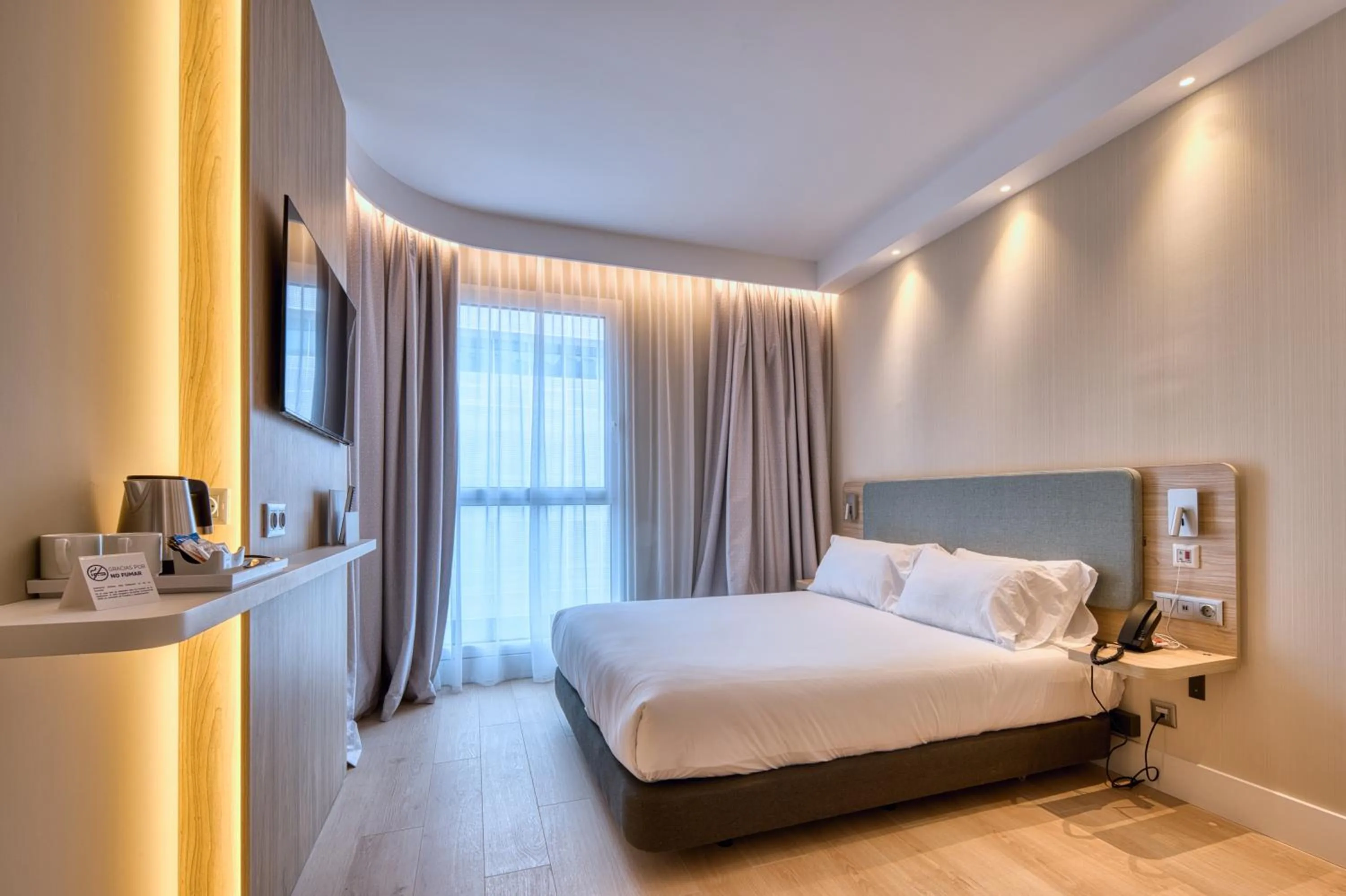 Bedroom, Bed in Holiday Inn Express - Madrid - Airport by IHG