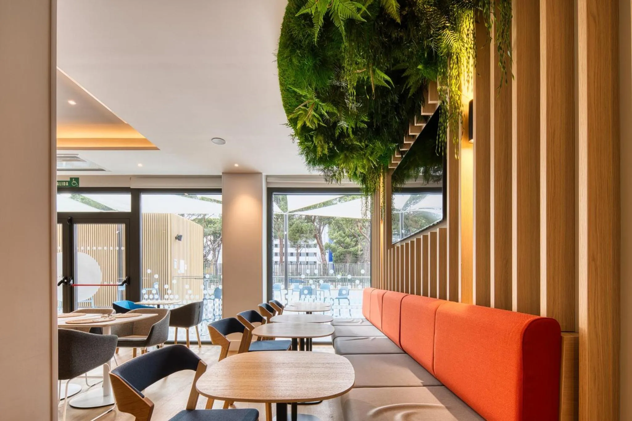 Lounge or bar in Holiday Inn Express - Madrid - Airport by IHG