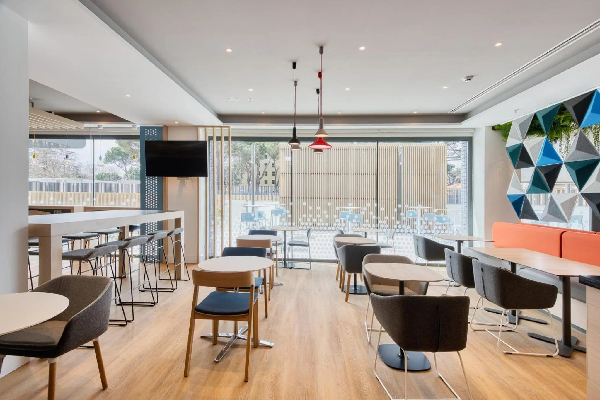 Restaurant/places to eat in Holiday Inn Express - Madrid - Airport by IHG