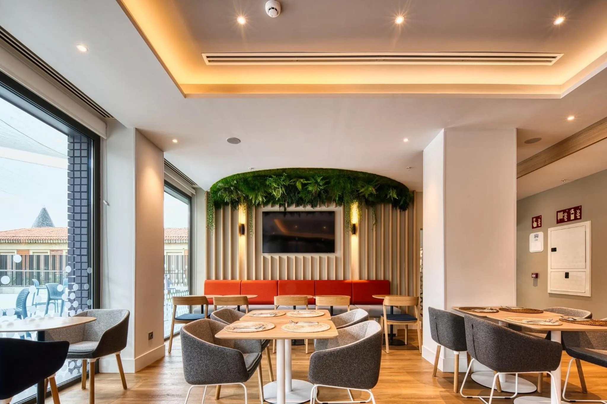 Restaurant/places to eat in Holiday Inn Express - Madrid - Airport by IHG