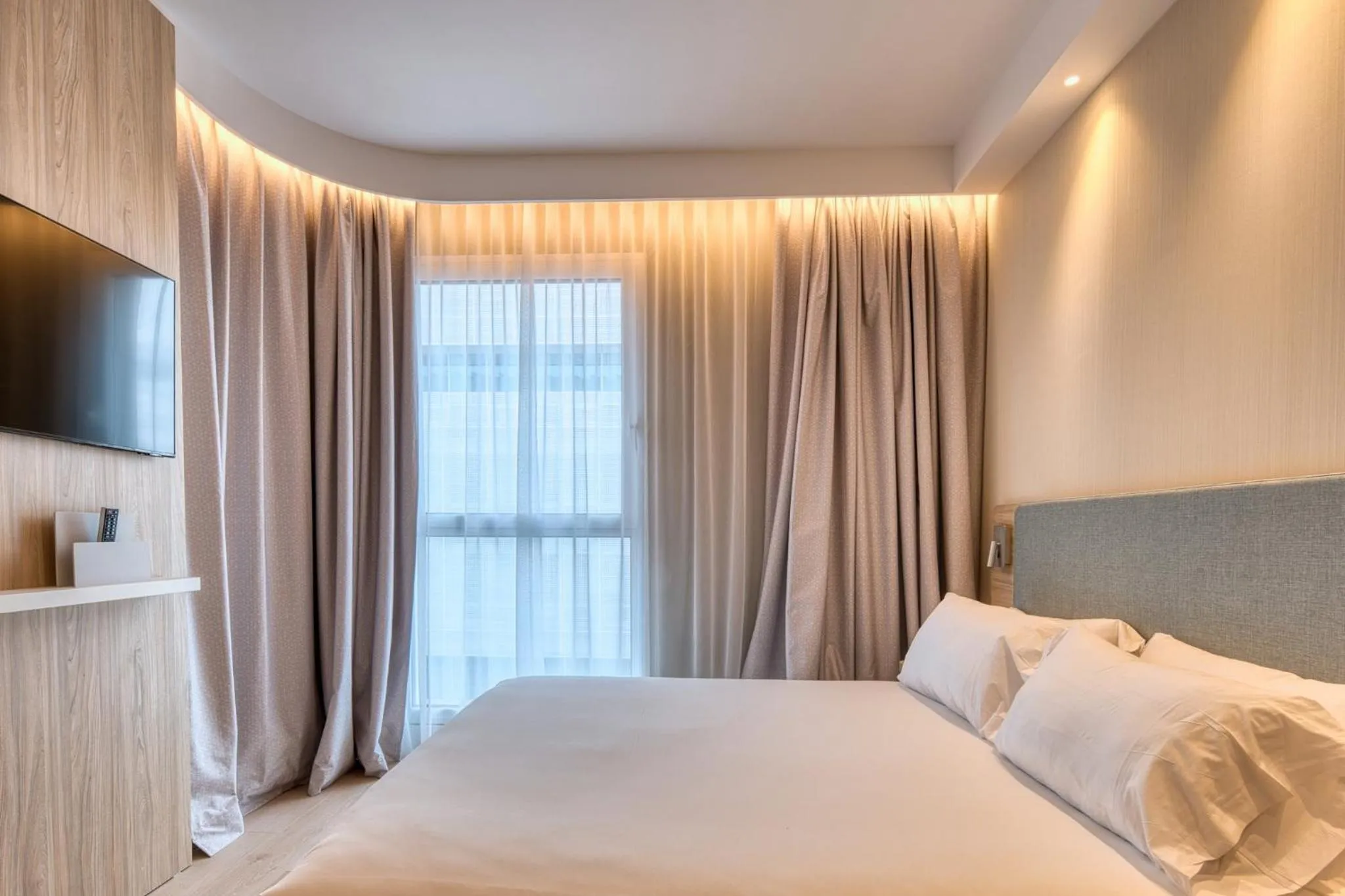 Photo of the whole room, Bed in Holiday Inn Express - Madrid - Airport by IHG