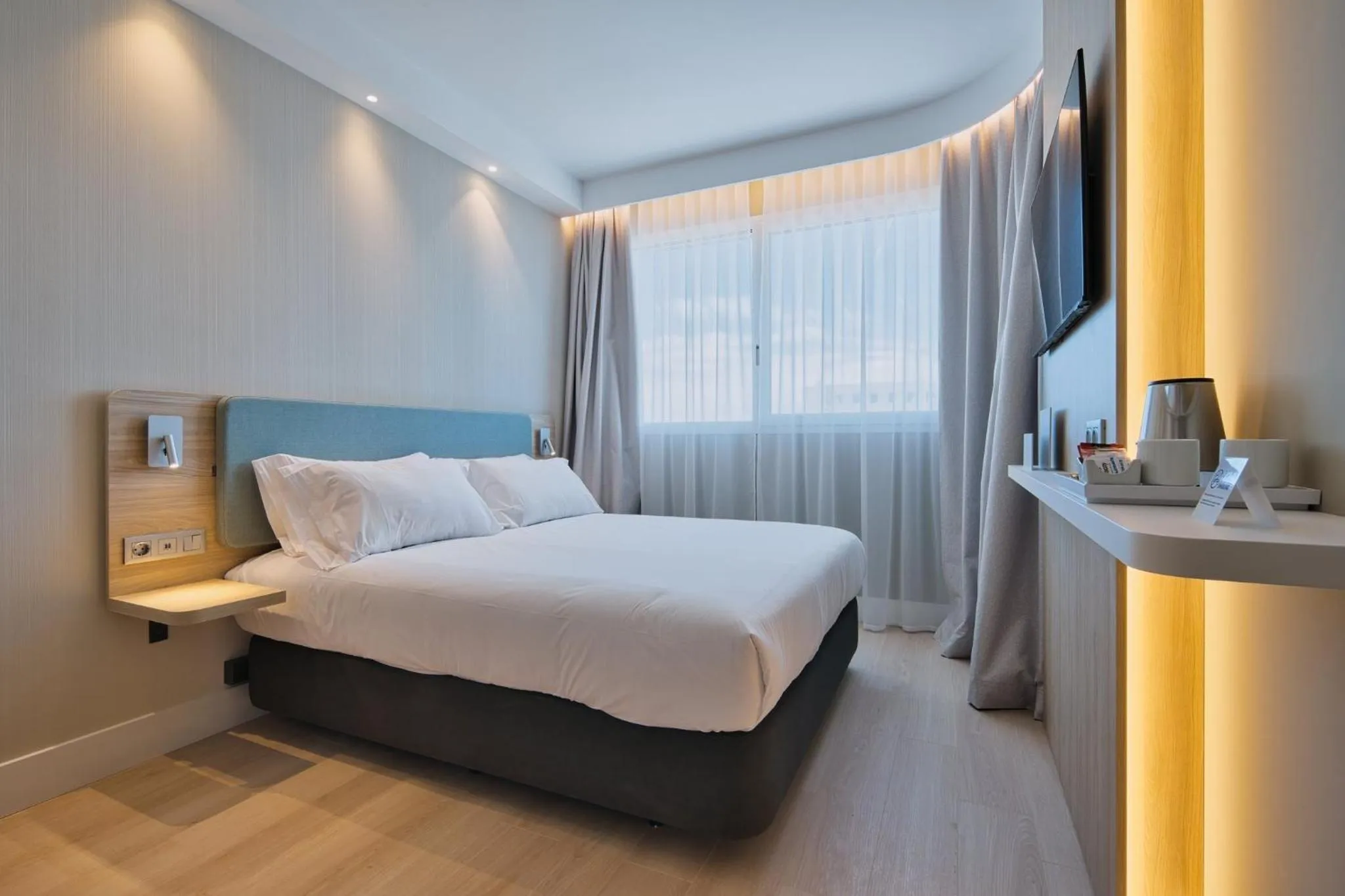 Photo of the whole room, Bed in Holiday Inn Express - Madrid - Airport by IHG