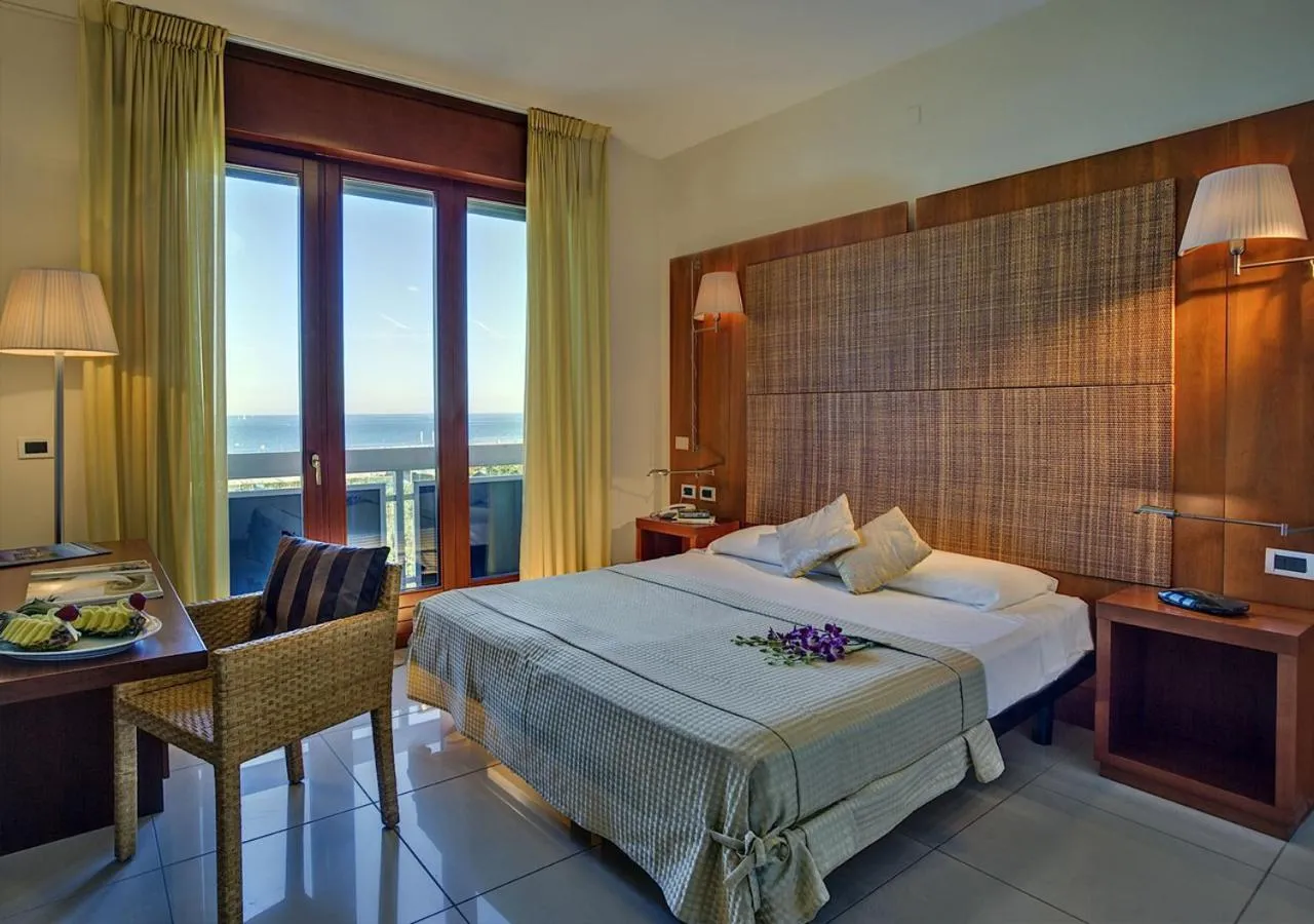 Shower, Bed in Hotel Le Tegnue