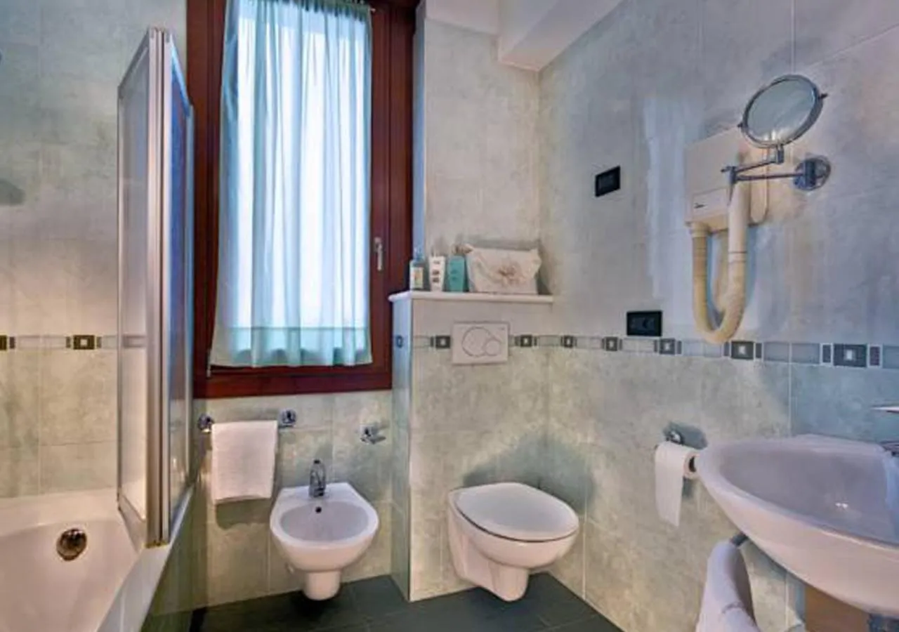 Toilet in Hotel Le Tegnue