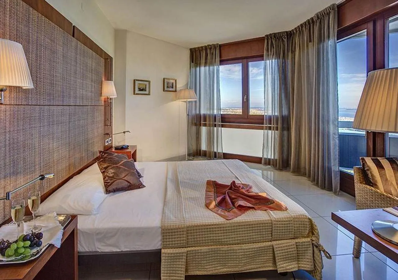 Balcony/Terrace, Bed in Hotel Le Tegnue