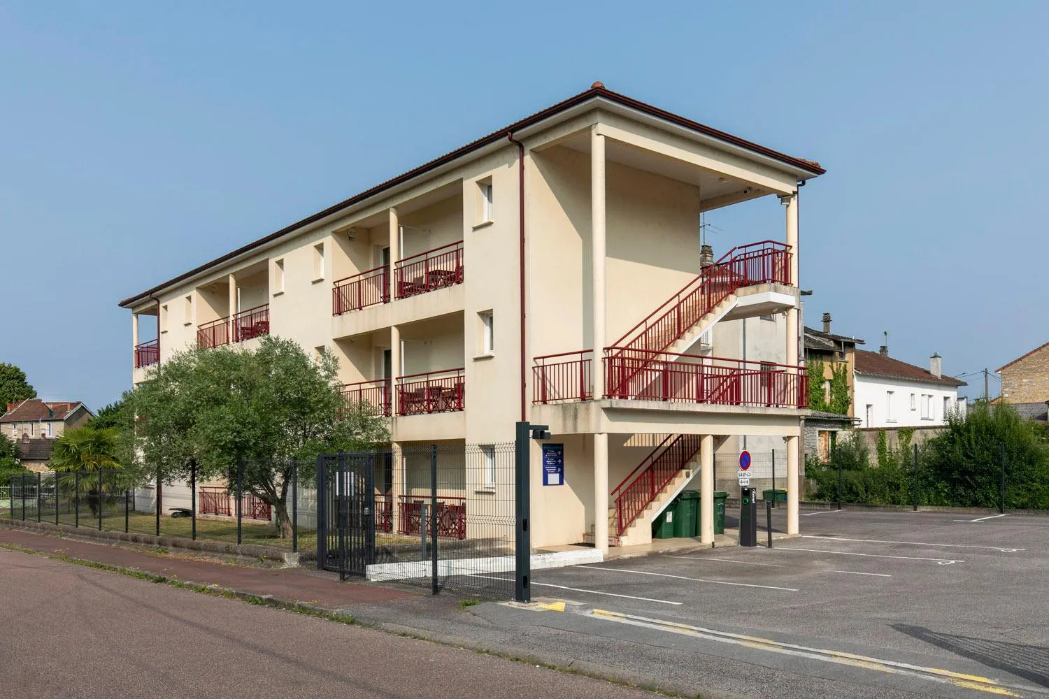 Property building in Apparts Confort 87