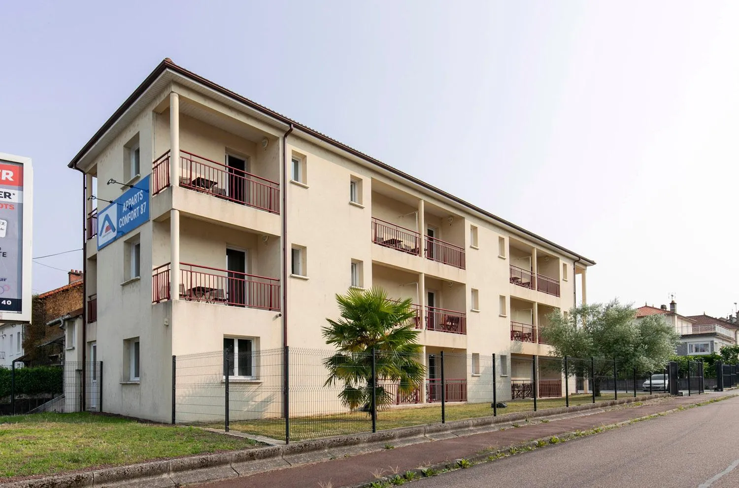 Property building in Apparts Confort 87