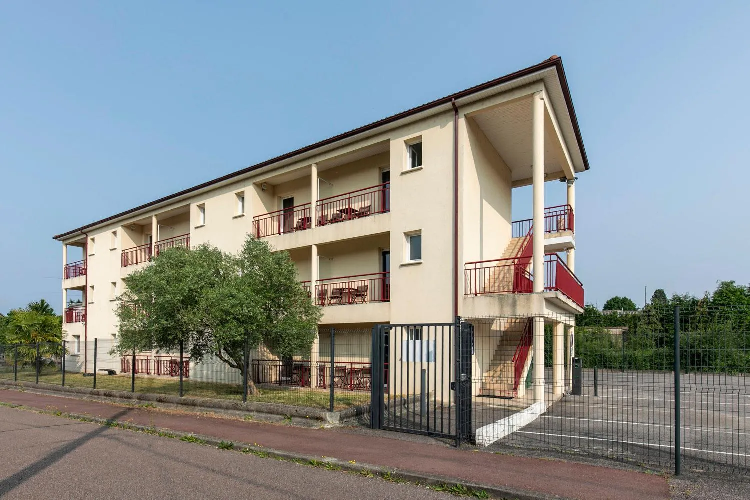 Property building in Apparts Confort 87