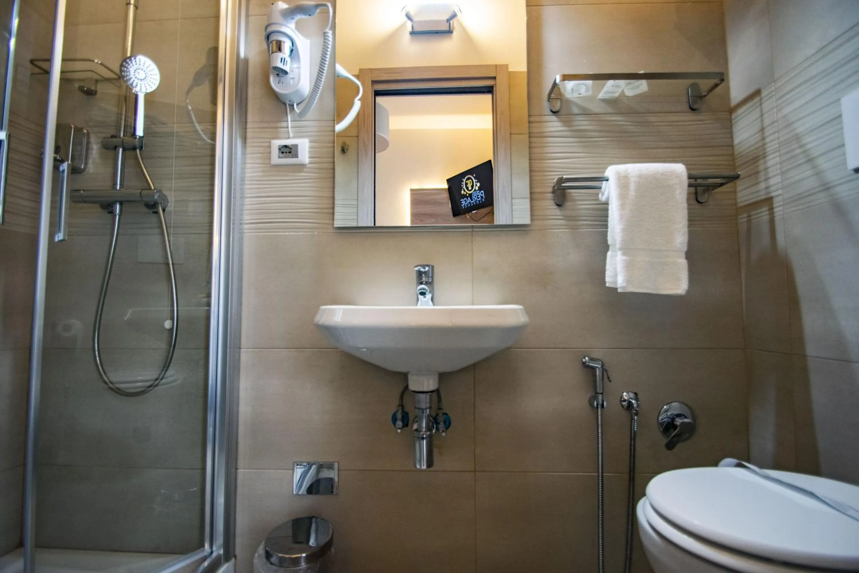 Bathroom in Hotel Perlage Florence - Free city tax with Private Parking & Fast Wifi