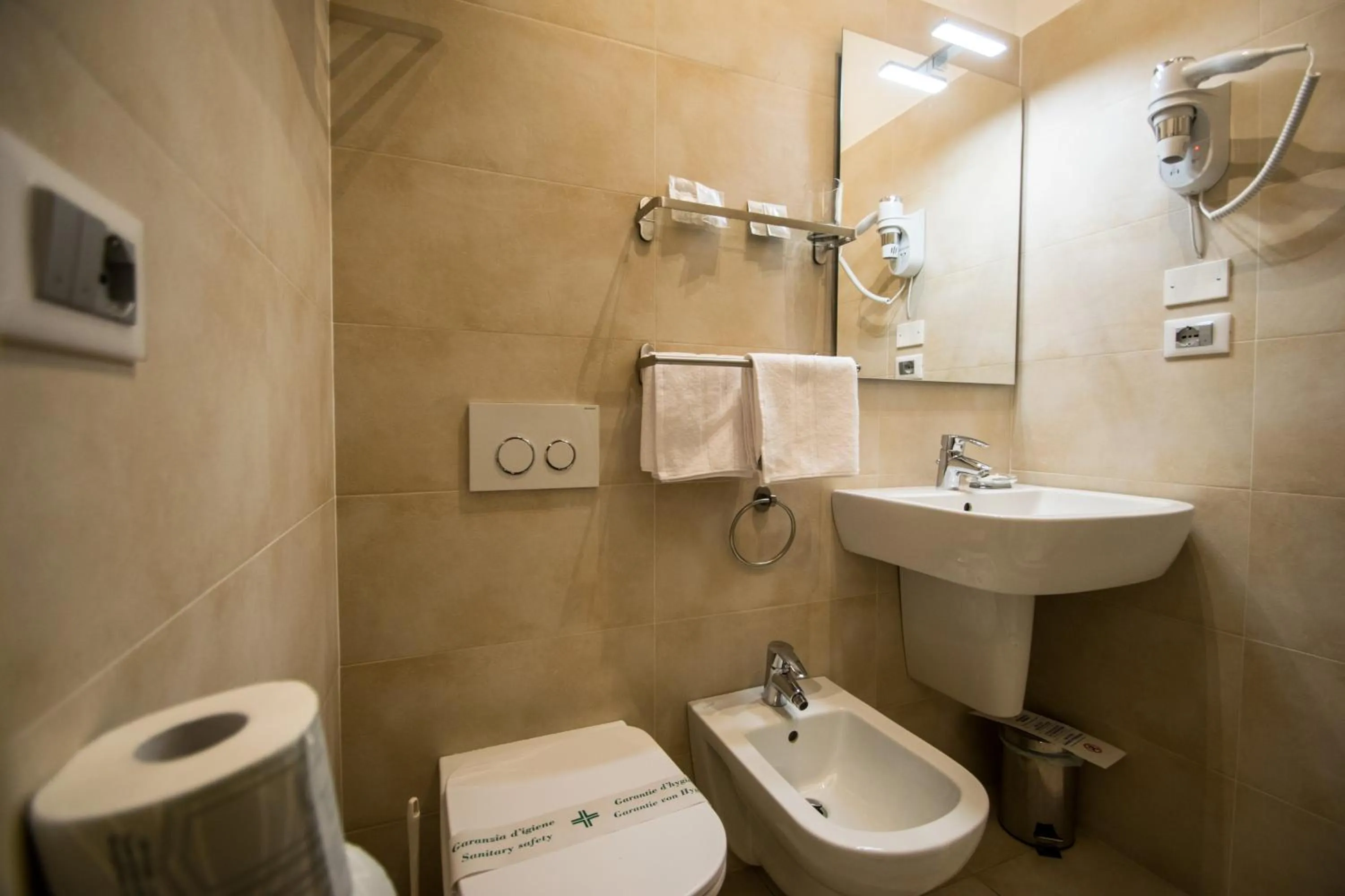 Bathroom in Hotel Perlage Florence - Free city tax with Private Parking & Fast Wifi