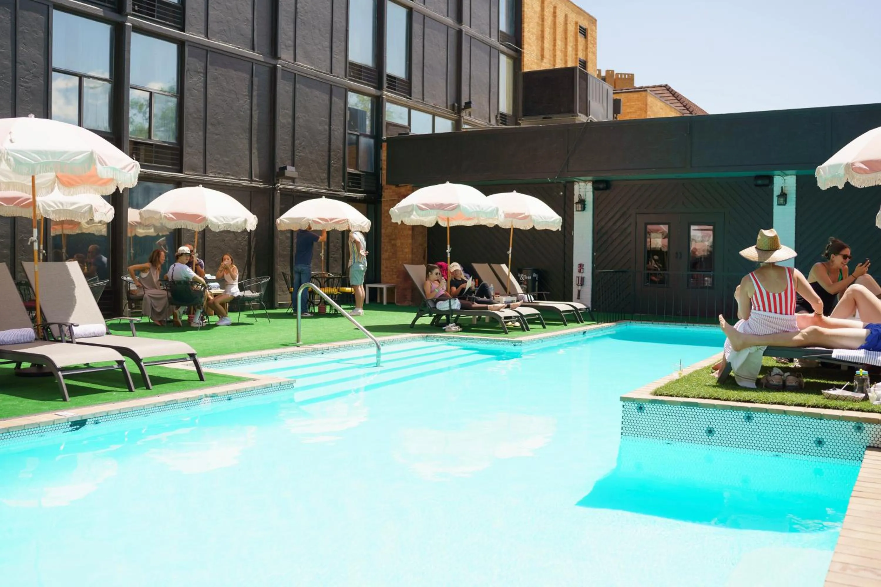 Swimming pool in The Boulder Broker