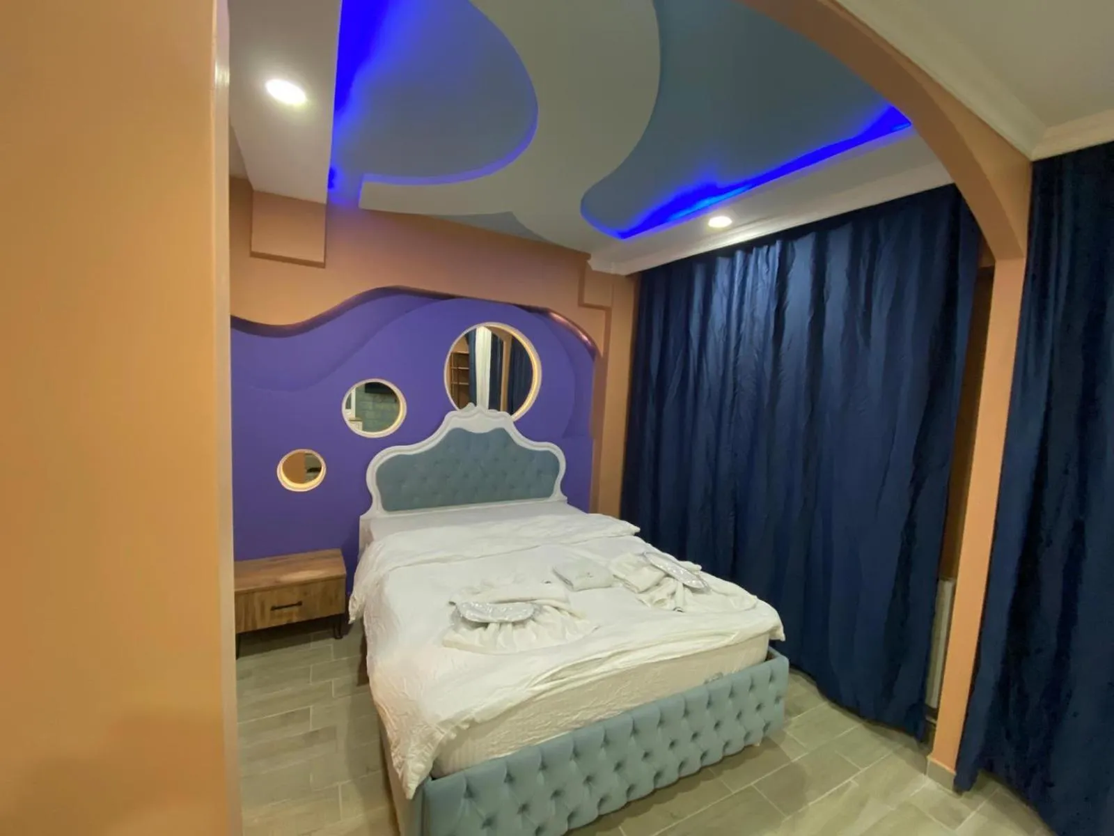 Property building, Bed in CEMRE SUIT