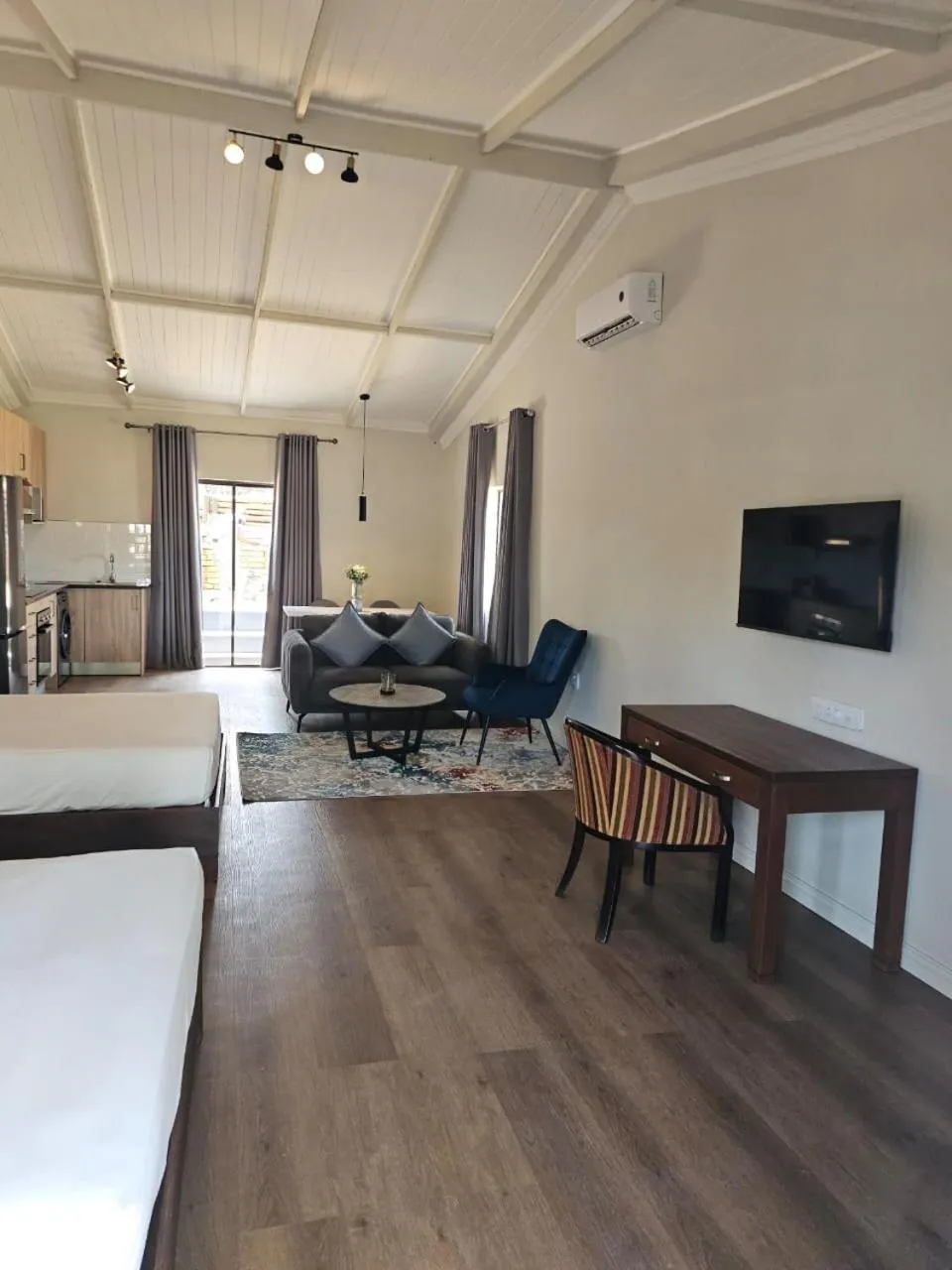 Bed in Shumba Valley Lodge Lanseria Airport