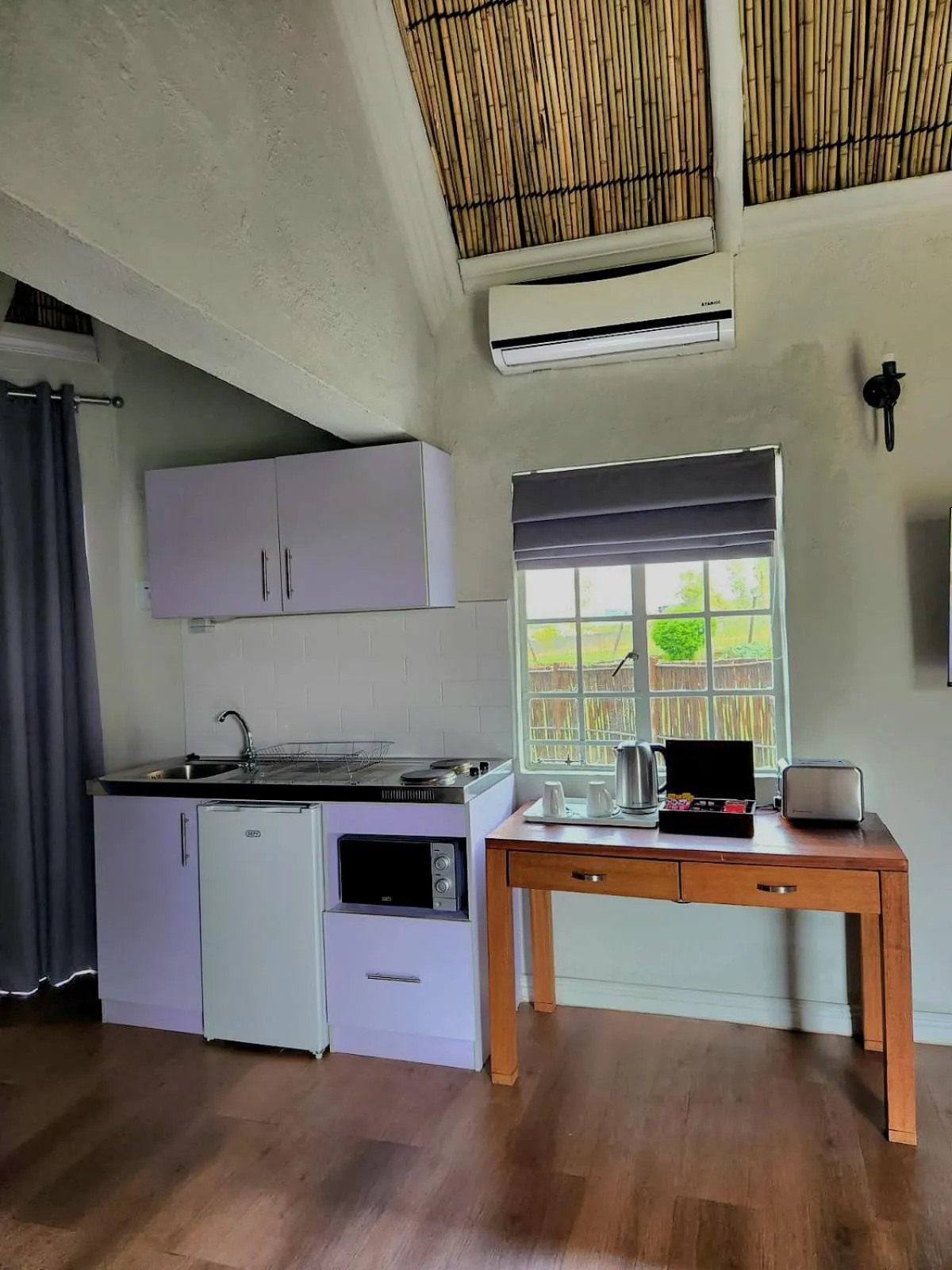 Kitchen or kitchenette in Shumba Valley Lodge Lanseria Airport