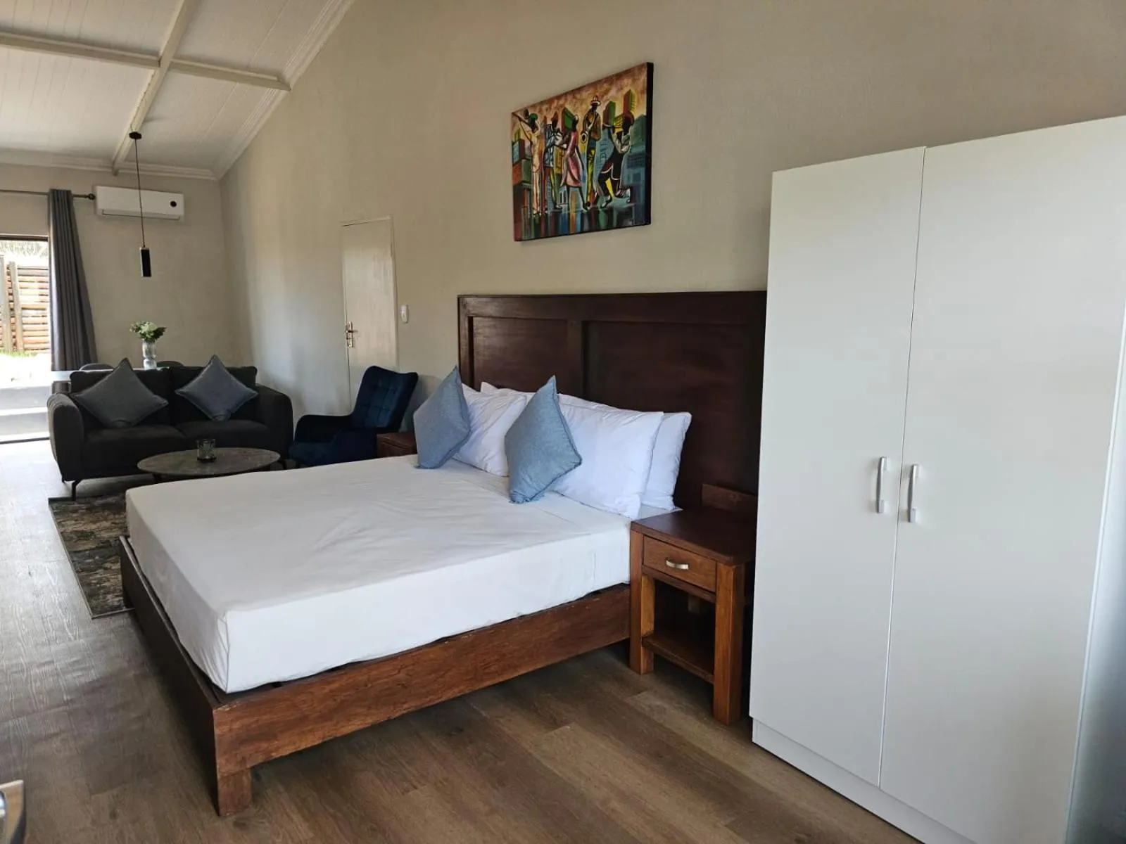 Bed in Shumba Valley Lodge Lanseria Airport