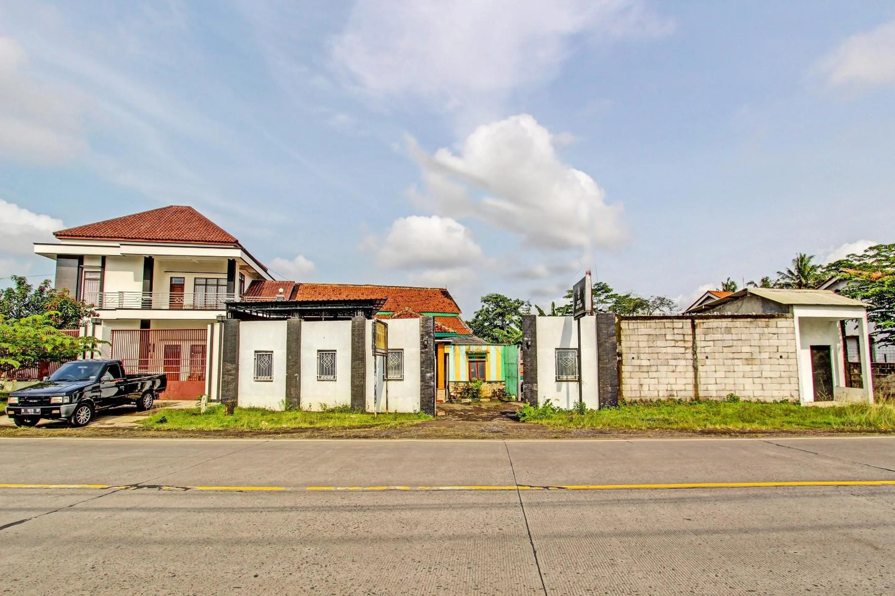 Facade/entrance in Hotel O Indah Arum