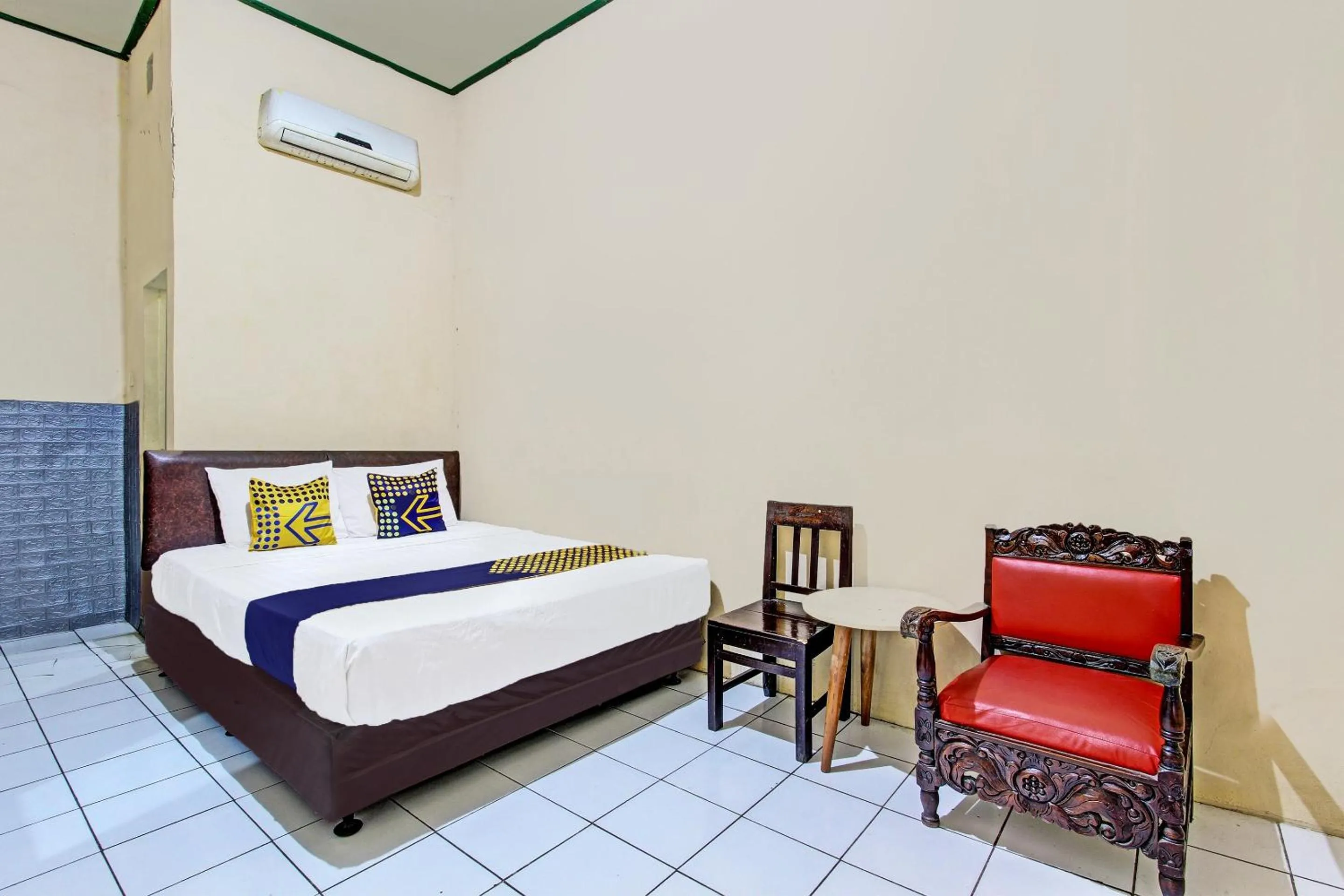 Bedroom, Bed in Hotel O Indah Arum