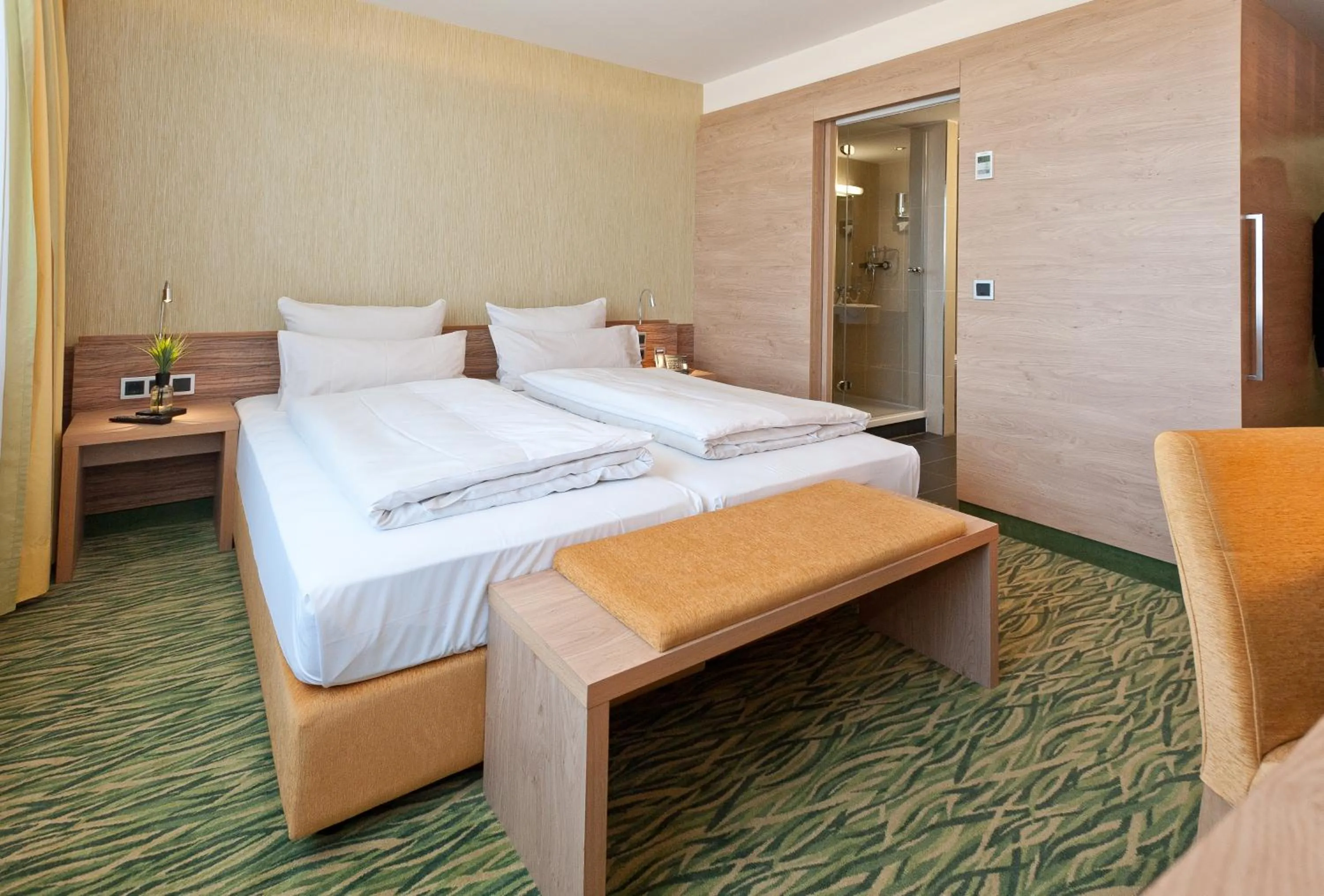 Bathroom, Bed in Hotel Bildungsblick