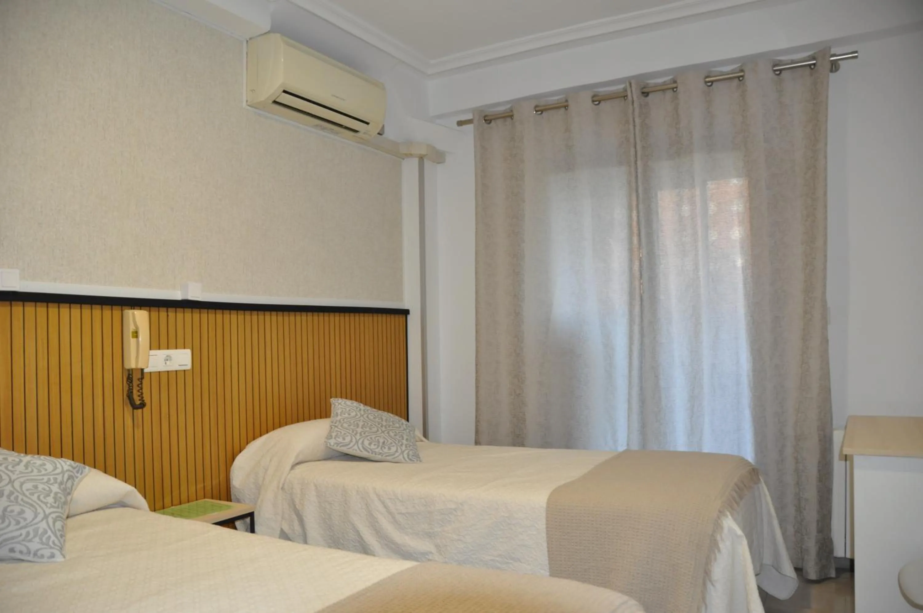 Bedroom, Bed in Hostal Ramón y Cajal